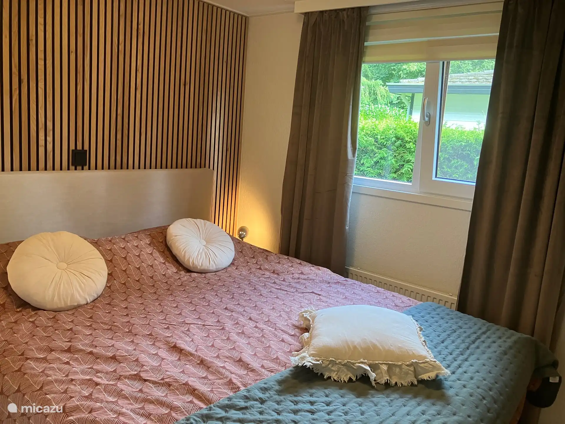 Here clearly the window with window coverings. The bedroom faces east. Blackout curtains are available for those who want it nice and dark. But there is also enough light for those who like it. The window is double-glazed, can be opened and has a fixed mosquito net against those little fly bugs