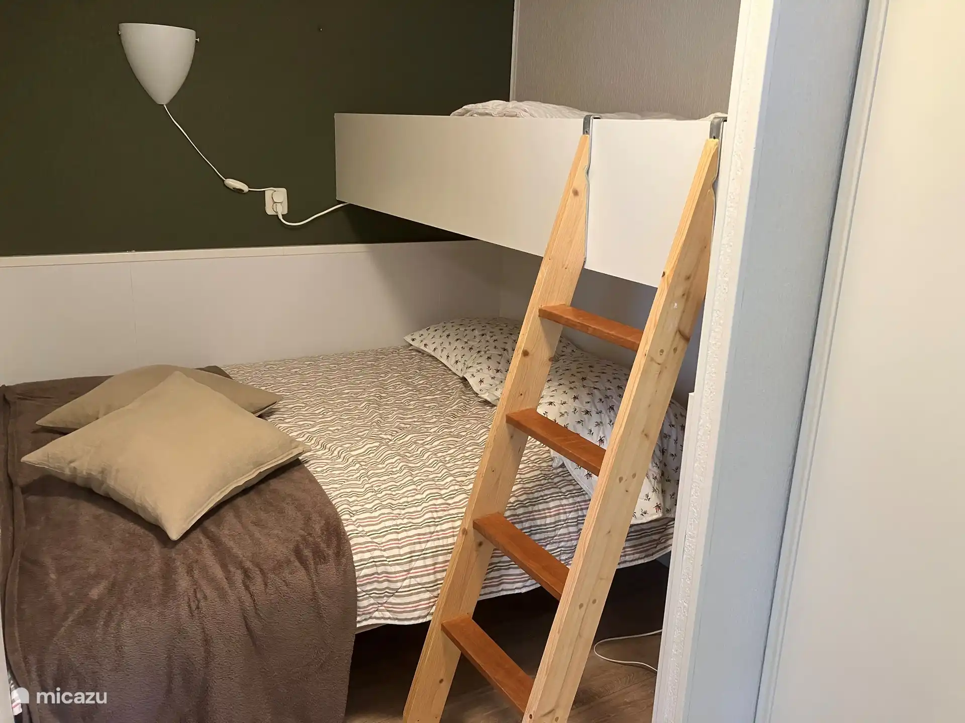 The children's/teenager/young adult bedroom has a loft bed accessible by stairs, with a bed of 1.40 x2.00 underneath, and a closet with sliding doors with enough space for your own belongings. Next to the lower bunk and upstairs near the loft bed, there is reading lighting