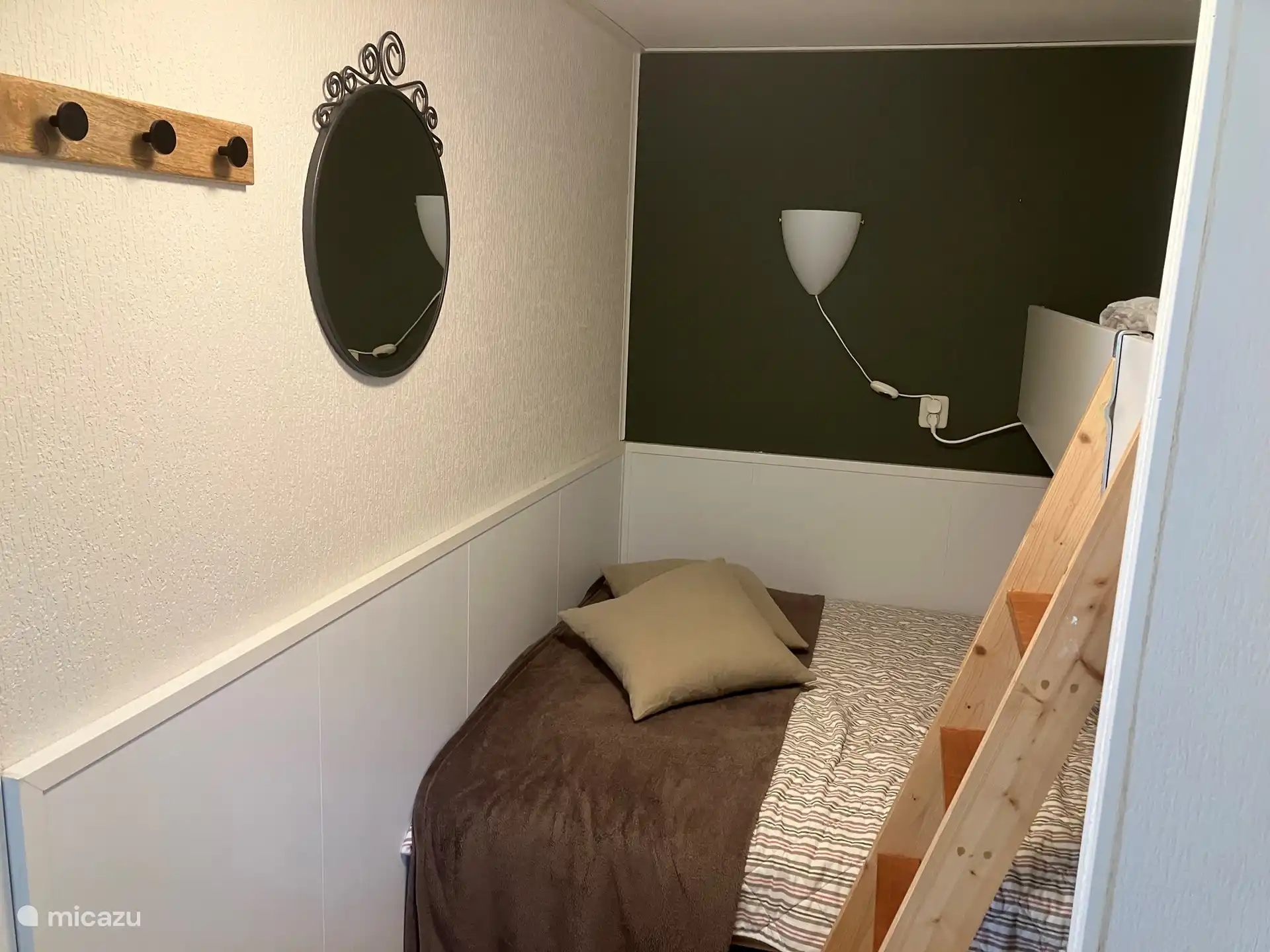 The headboard of the lower bunk can be placed as desired. For small young visitors, it can also be placed against the green wall for 2 toddlers and for young people against the white paneling. You can hang your clothes, bag or towel on the coat rack and there is a mirror. Lighting is dimmable.