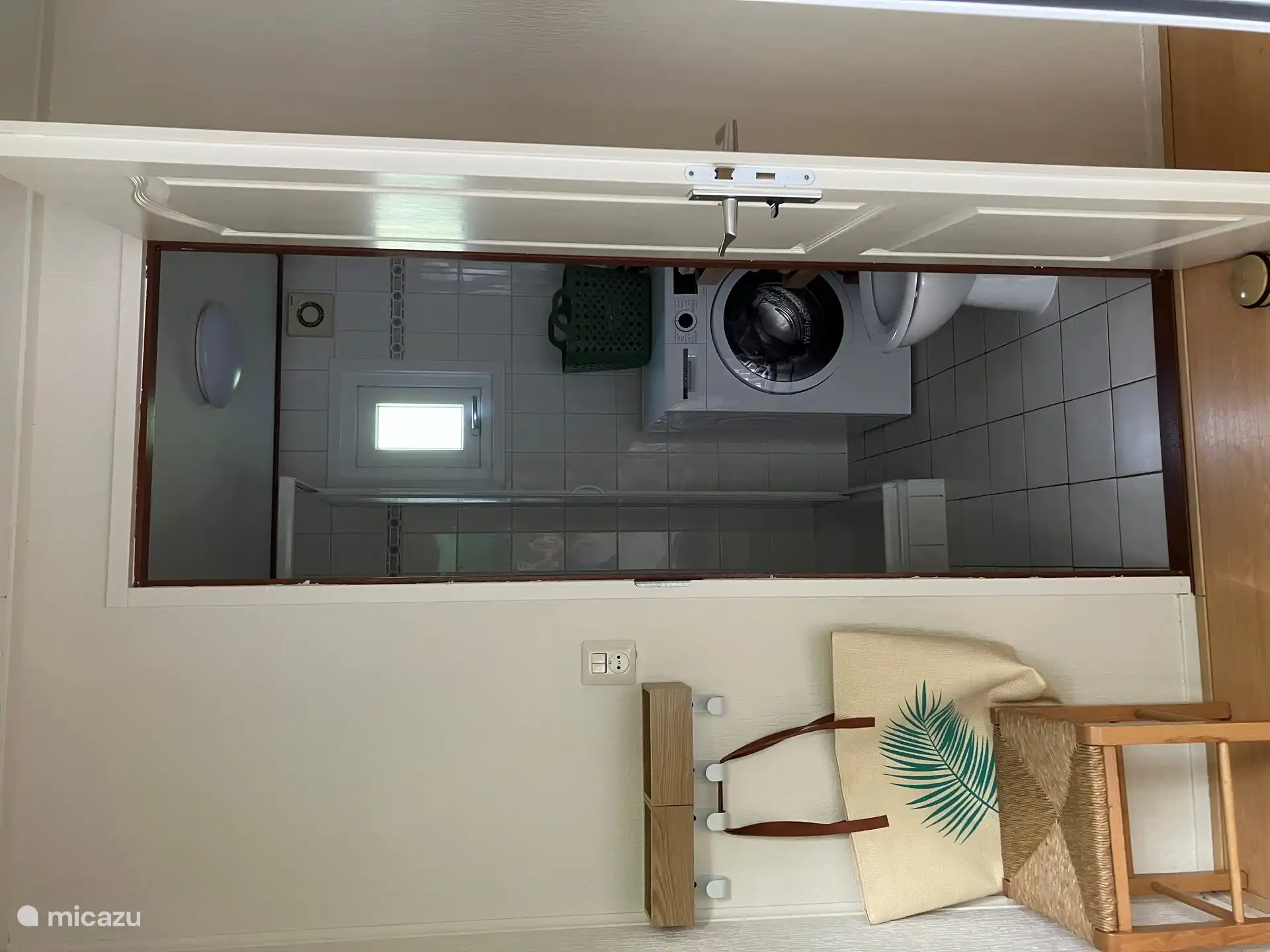 From the hall is the door to the bathroom. This has a drainage system that can be operated next to the door and a window that you can open when desired.