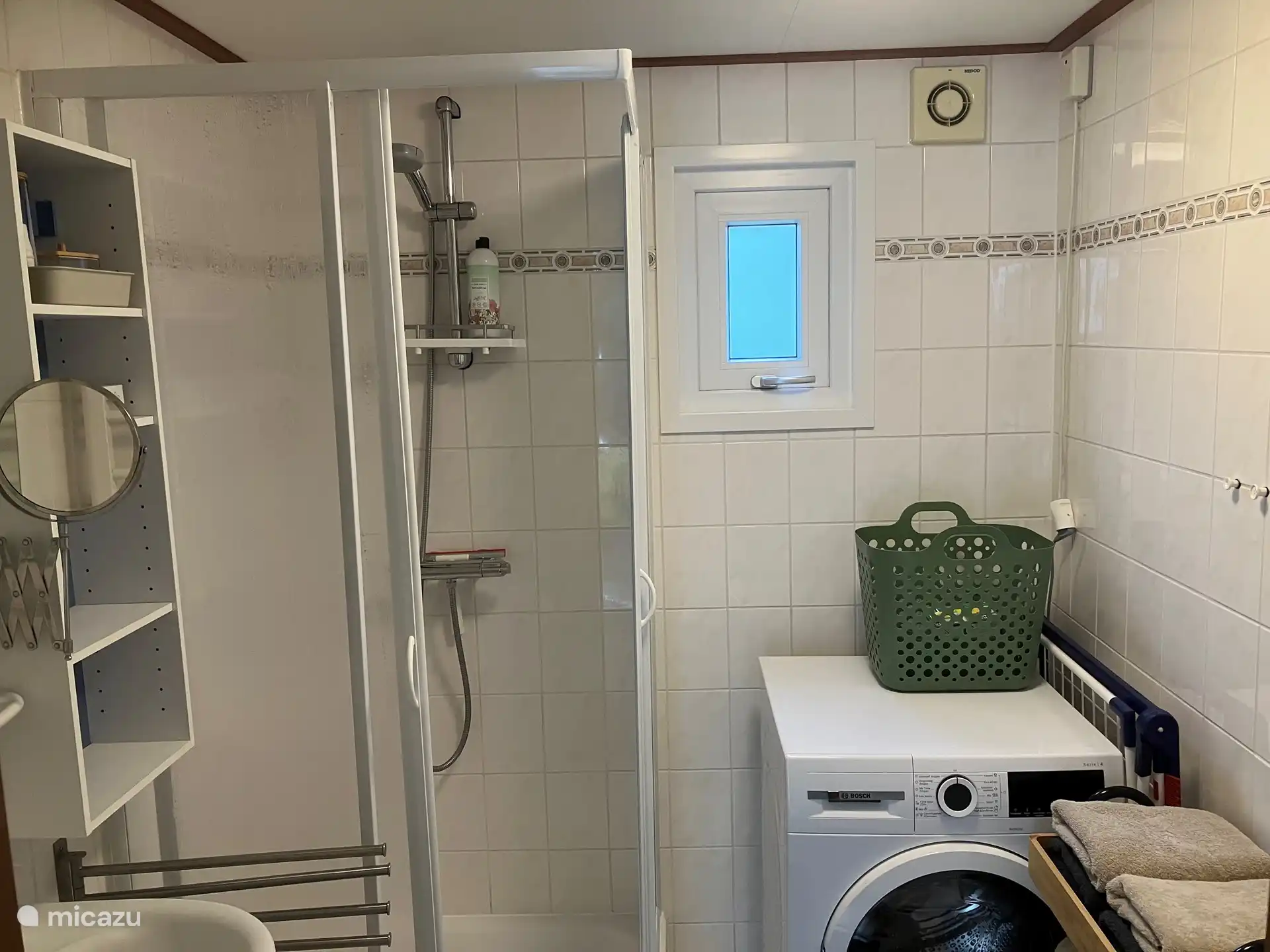 Compact but spacious enough for daily hygiene. Don't worry if something needs to be dirty, wet or washed. The washer-dryer makes it clean and dry again quickly. Drying rack, pegs, laundry basket available. The hair dryer for dry hair is also included