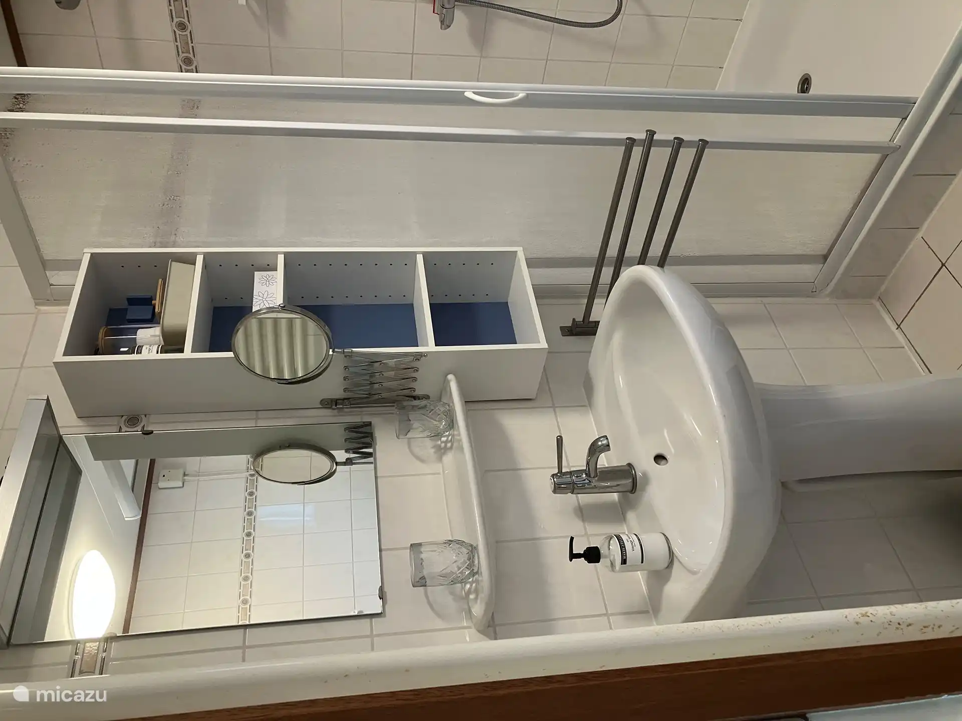 You can store your toiletries in the cupboard with 3 shelves. In case you have forgotten something.. A cotton pad-swab or tissue is always present. Also hand soap and shower gel, 