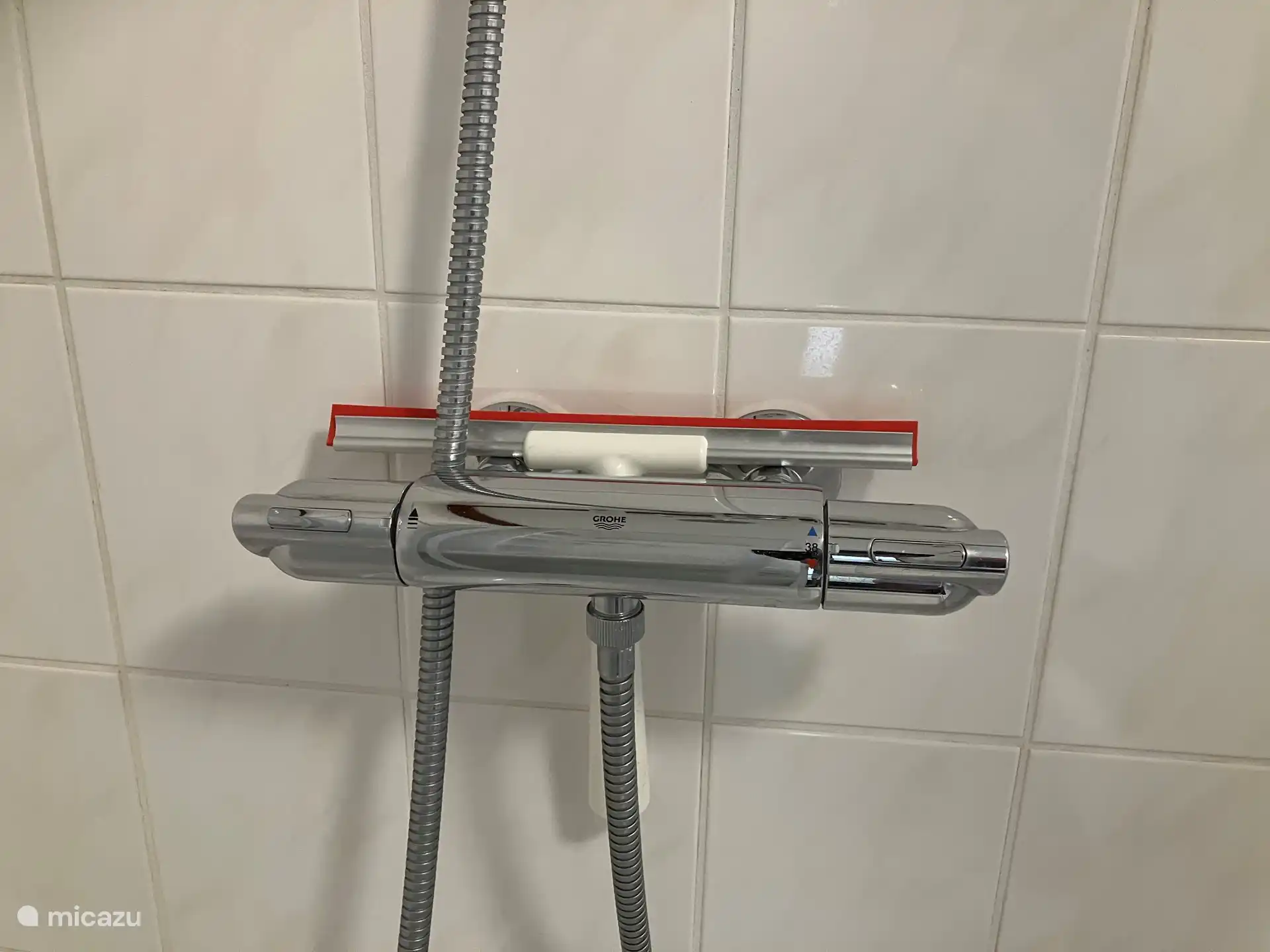 The Grohe thermostatic faucet provides a wonderful hot or cold shower. Easy to operate