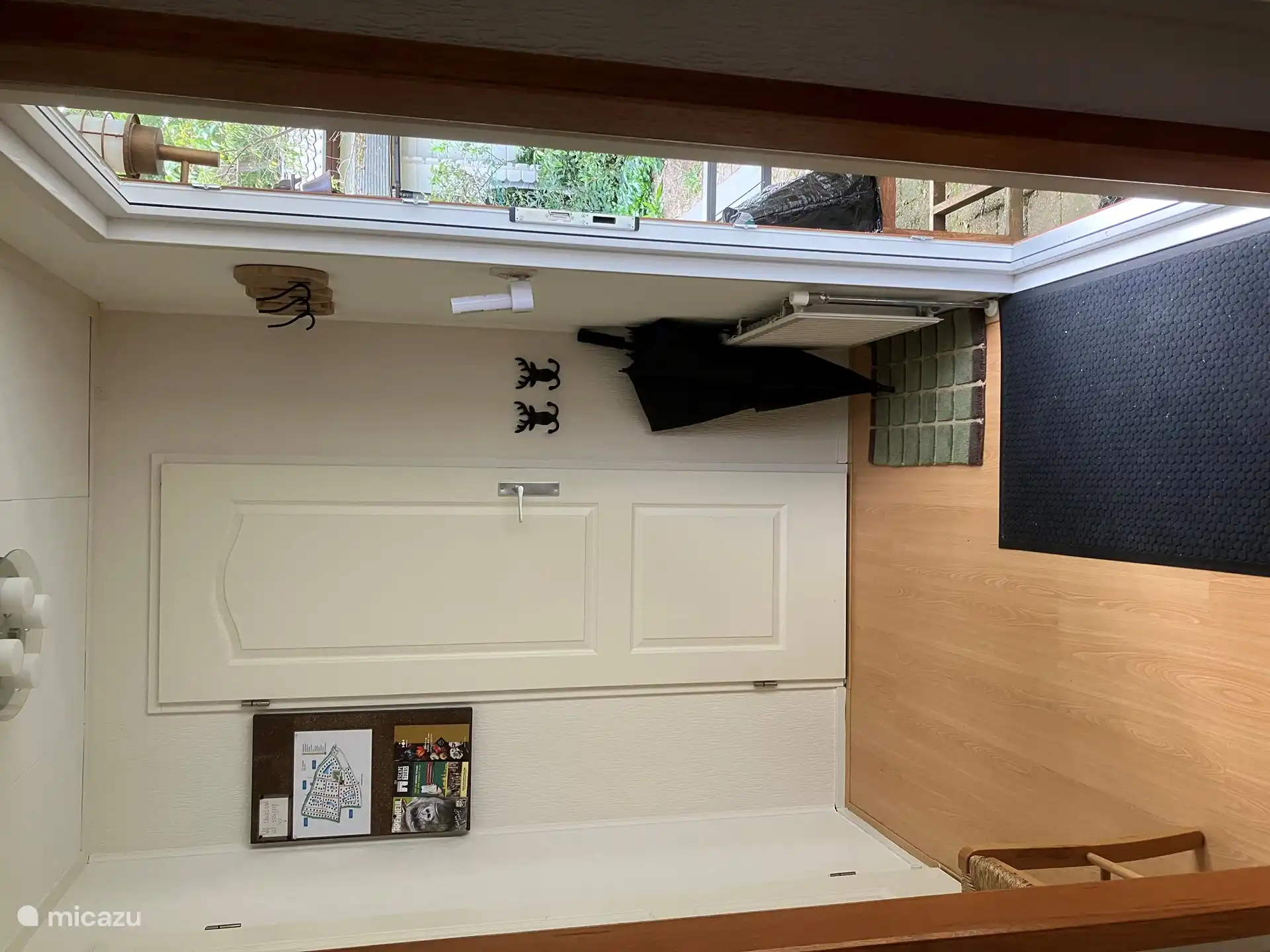 In the hall there is enough space for coats, shoes, dog leashes, bags and you will find a good umbrella because it sometimes rains in Kootwijk too...