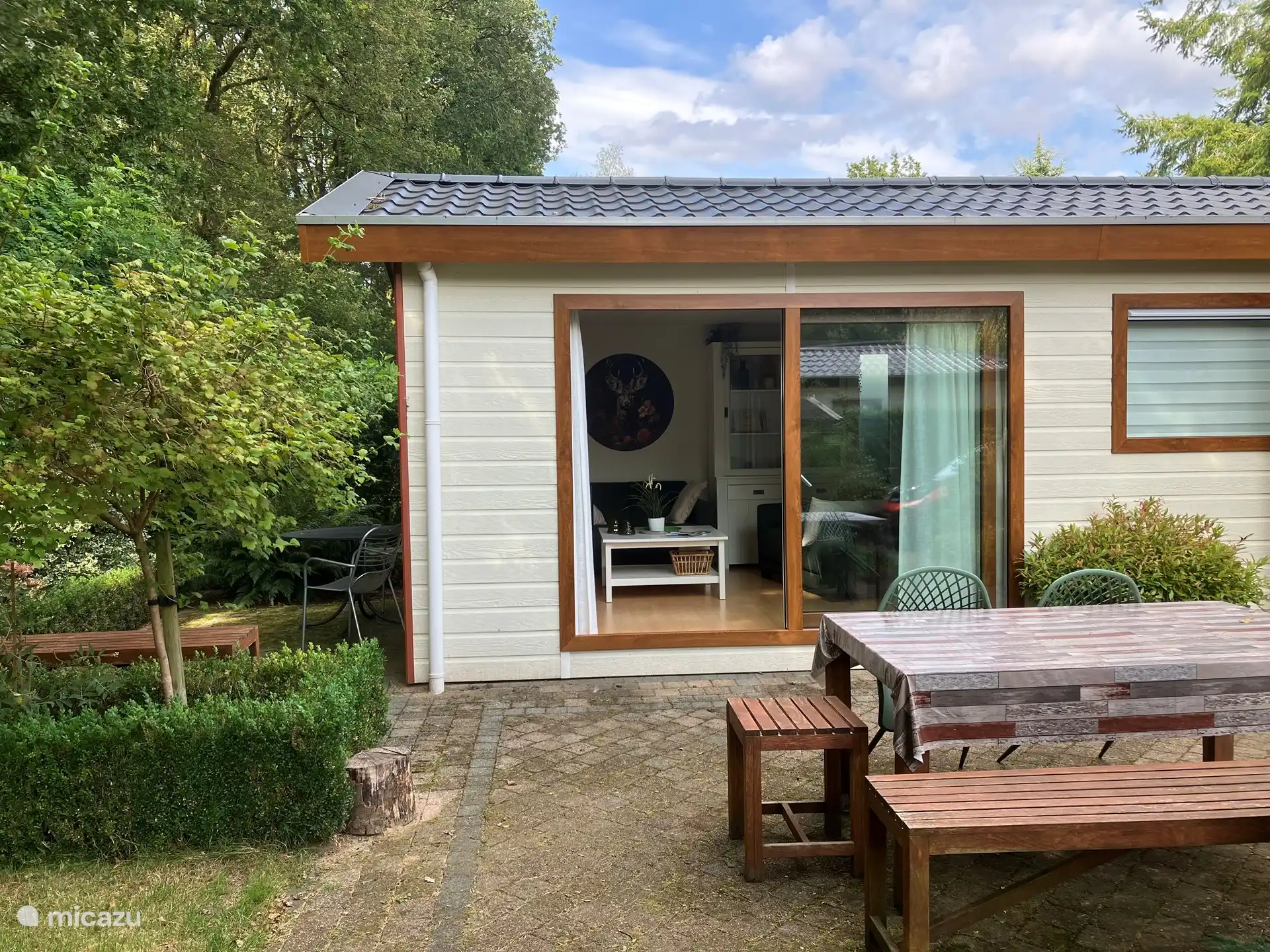 The recently installed sliding doors can be opened completely and provide an outdoor living feeling.