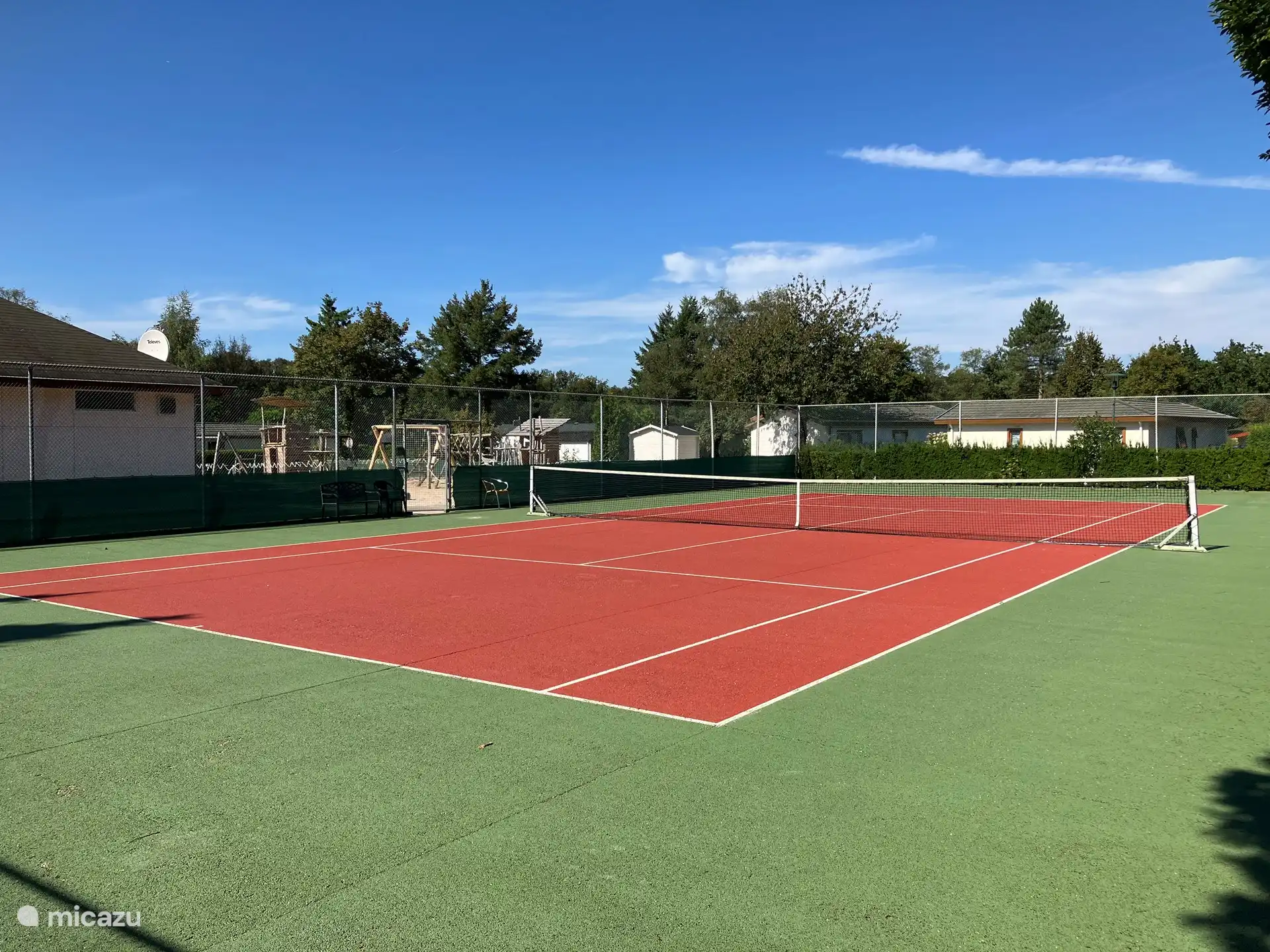 The tennis court free access