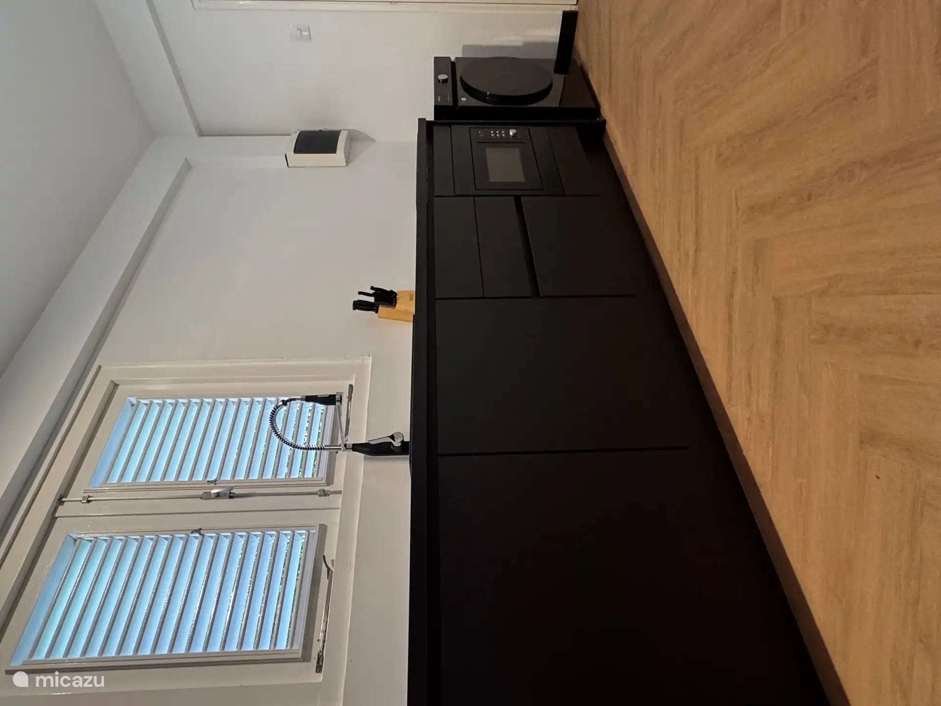 Eine kombinierte Mikrowelle, ein Geschirrspüler, eine Waschmaschine und ein großer amerikanischer Kühlschrank sind ebenfalls vorhanden.