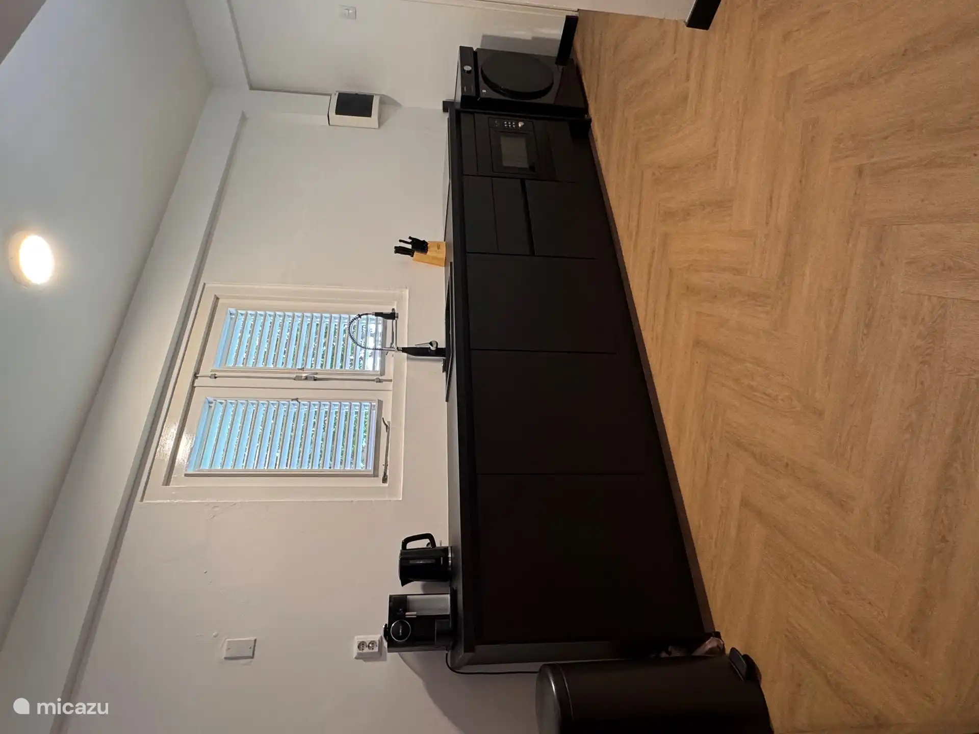 Eine kombinierte Mikrowelle, ein Geschirrspüler, eine Waschmaschine und ein großer amerikanischer Kühlschrank sind ebenfalls vorhanden.