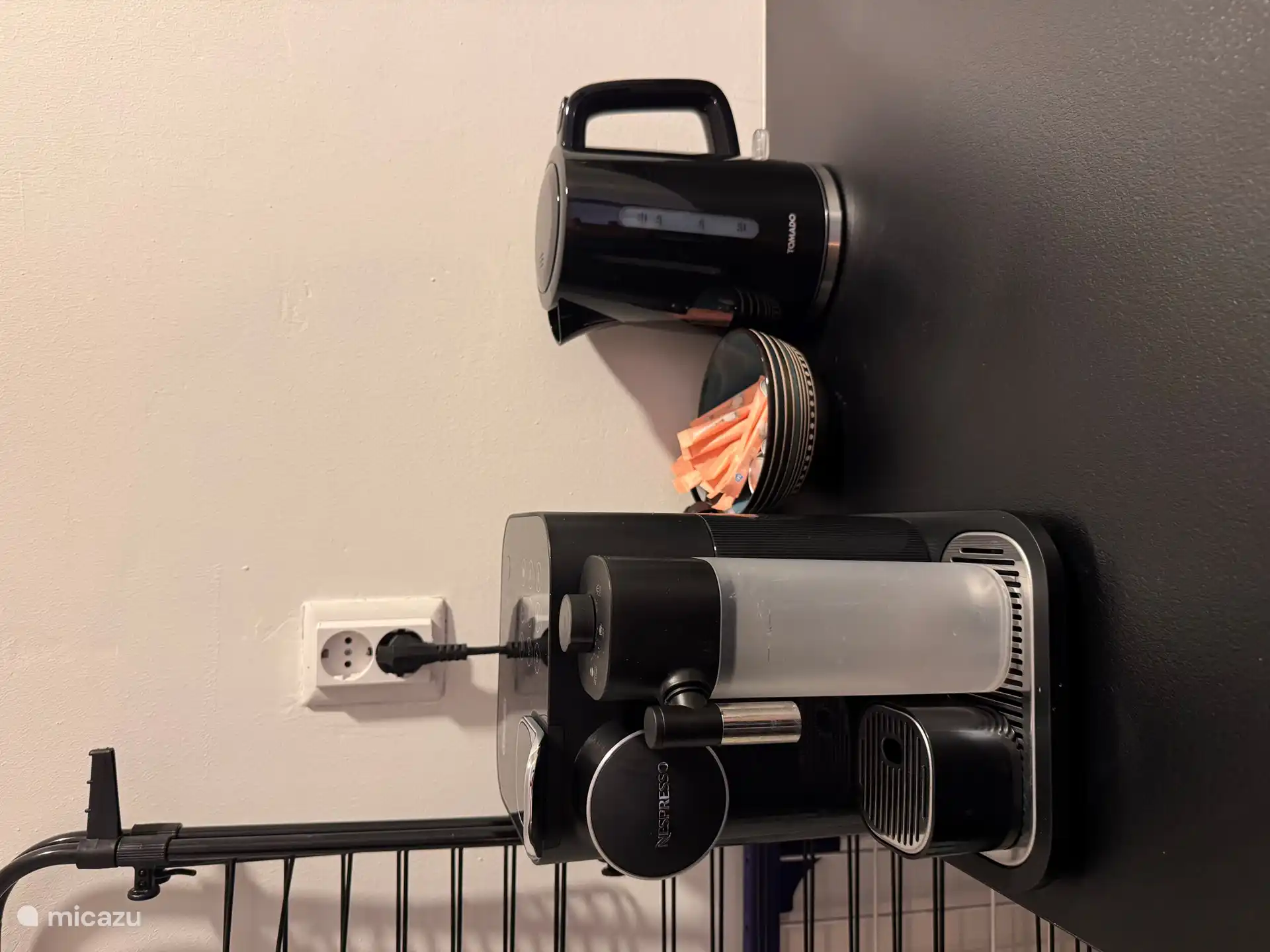 Nespresso-Maschine und Wasserkocher vorhanden.