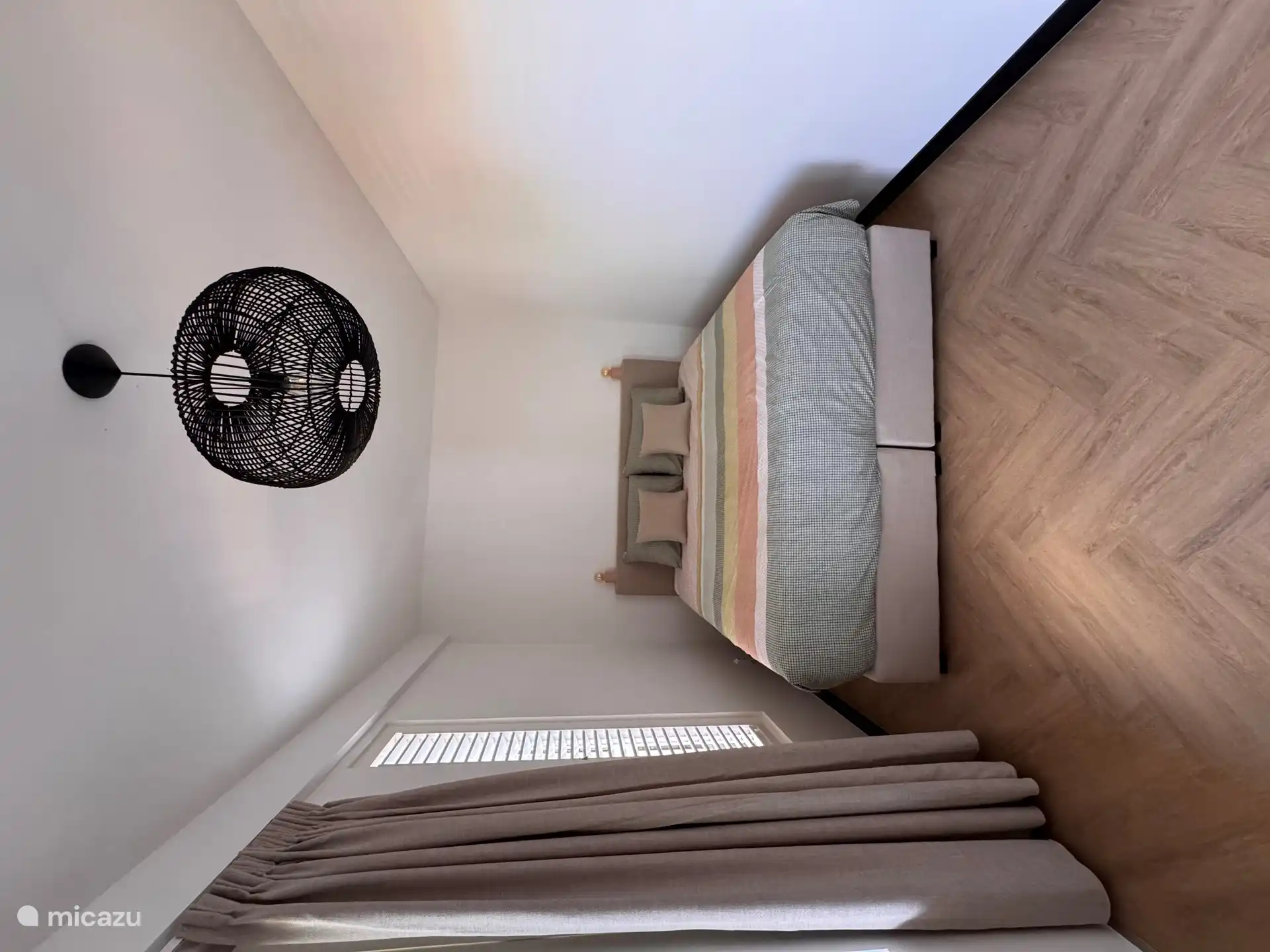 Schlafzimmer mit Kingsize-Bett und Klimaanlage mit geräumigem Kleiderschrank und Spiegel. 