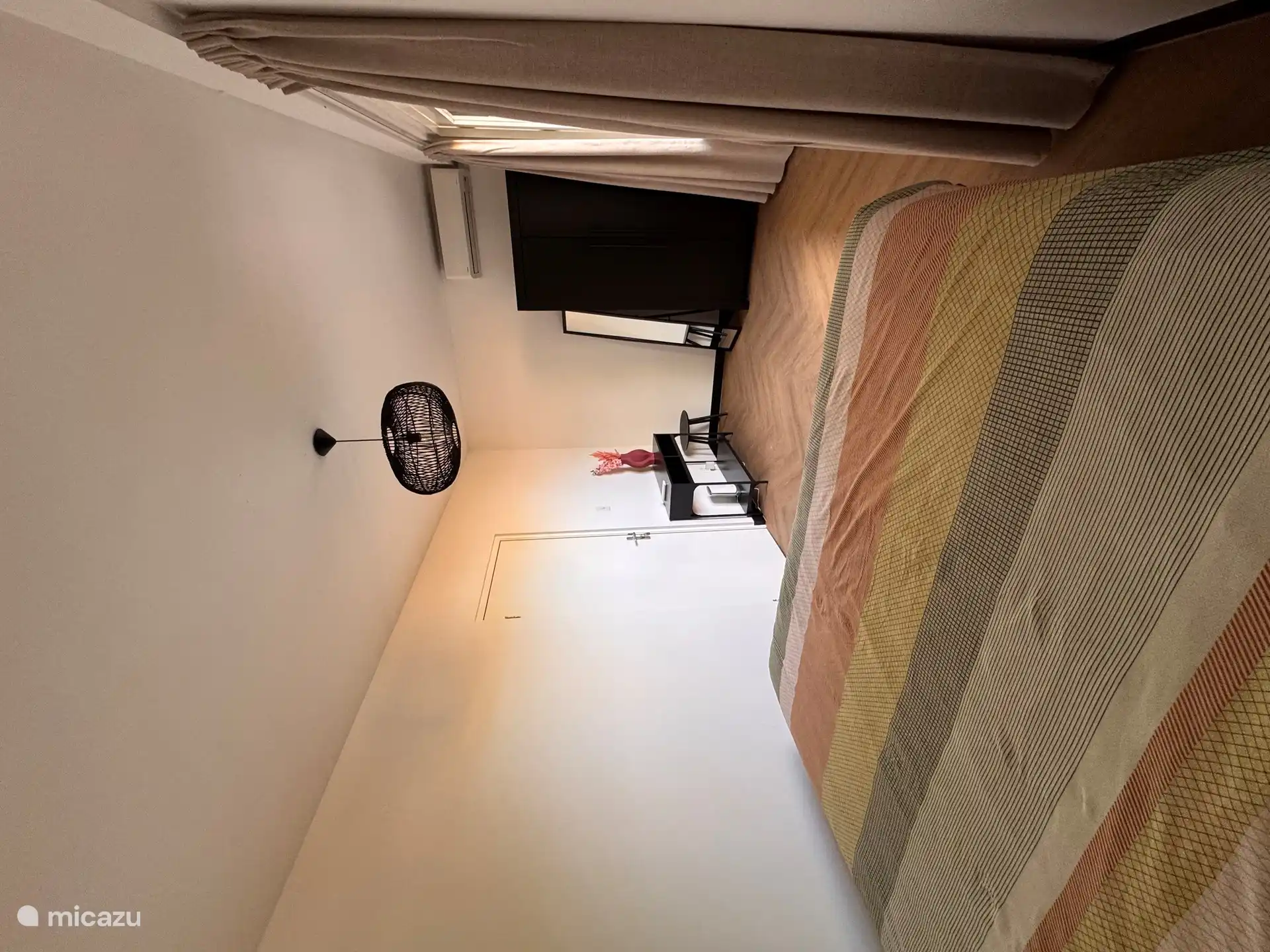 Beistelltisch für ein paar Leckereien.