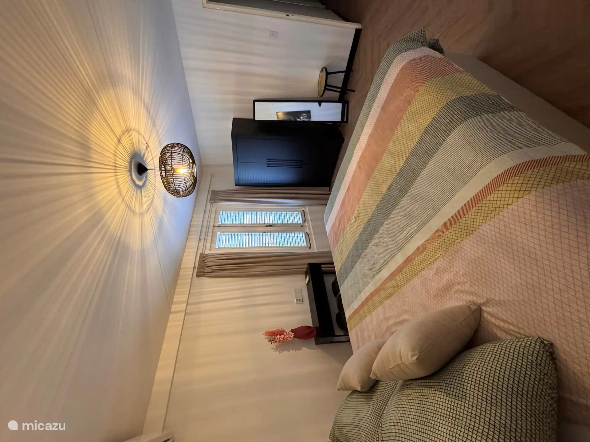 Kleiderschrank & Beistelltisch.