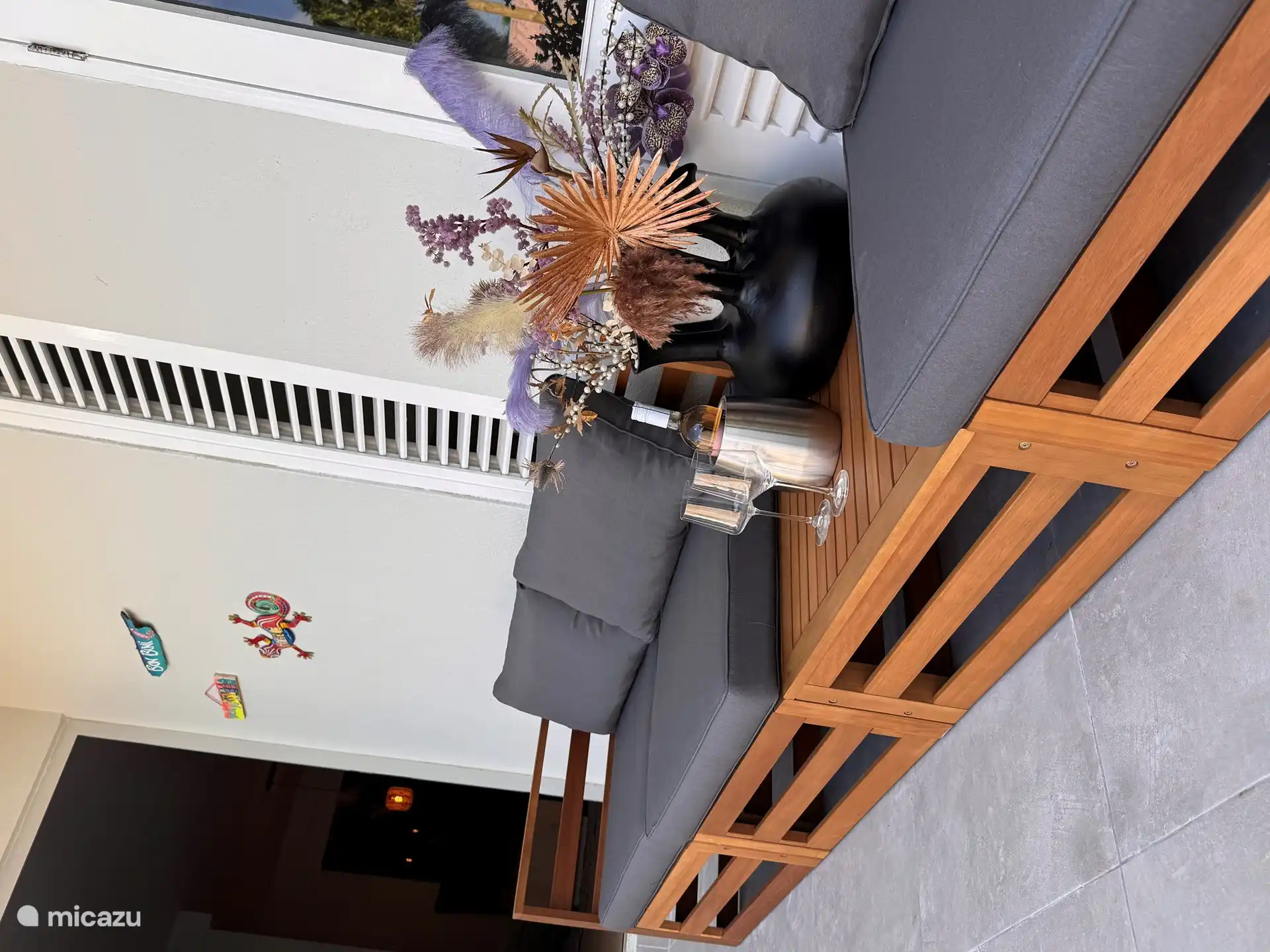 Wir begrüßen Sie mit einem Getränk.