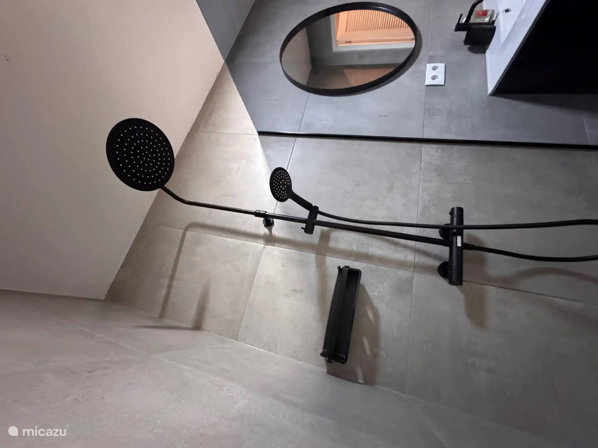 2 Arten von Duschköpfen, klein und groß.