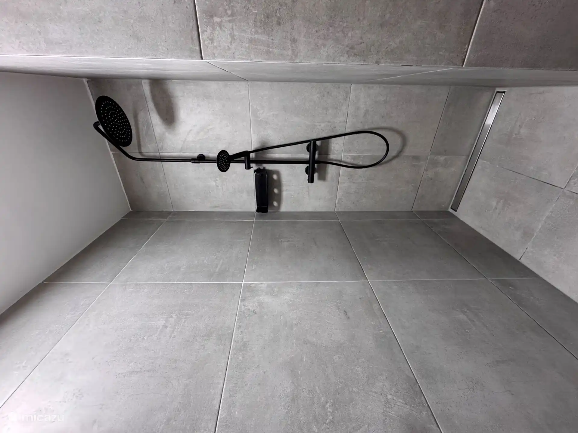 2 Arten von Duschköpfen, klein und groß.