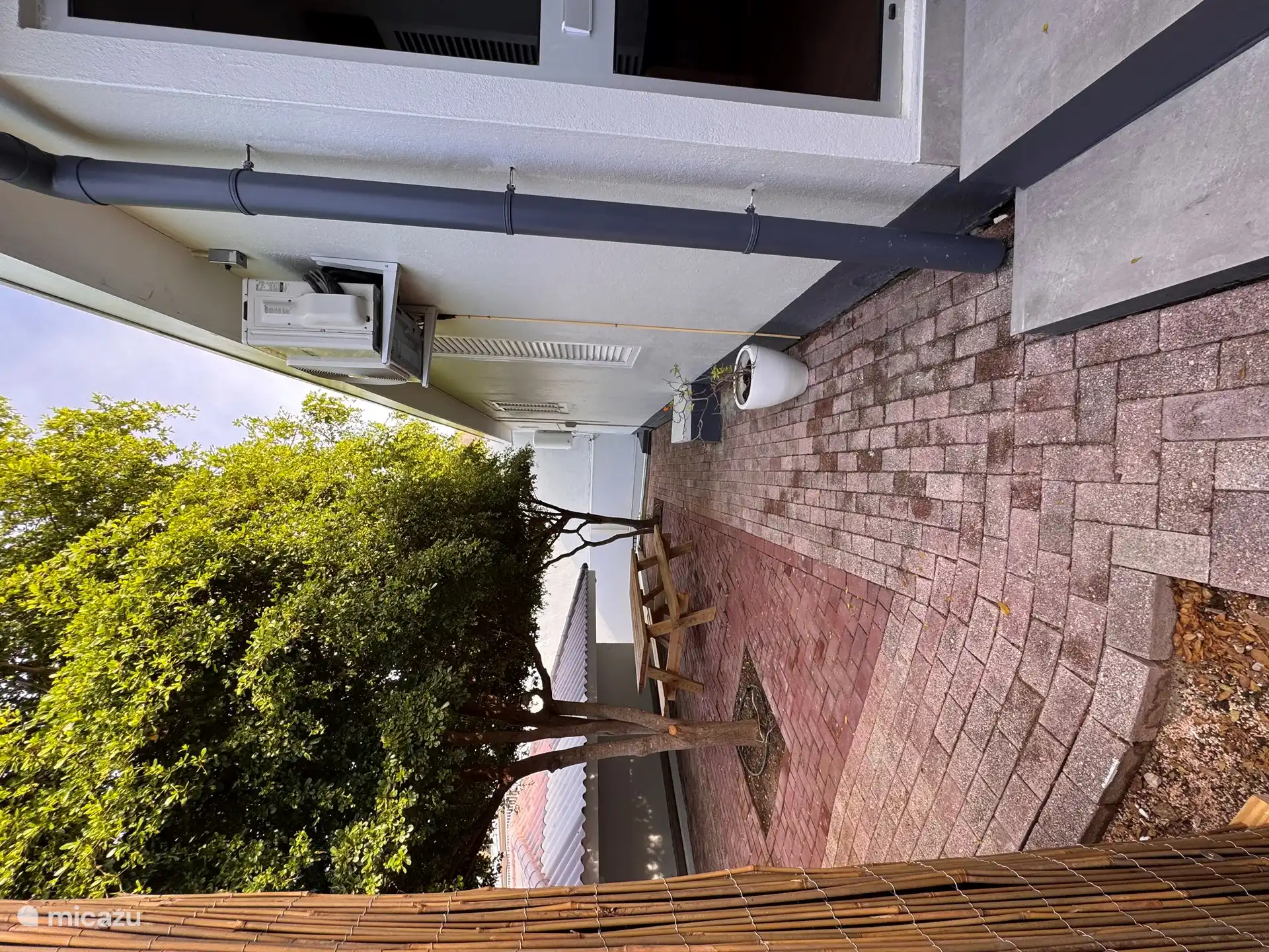 Außenbereich mit Picknickbank für 6 Personen.