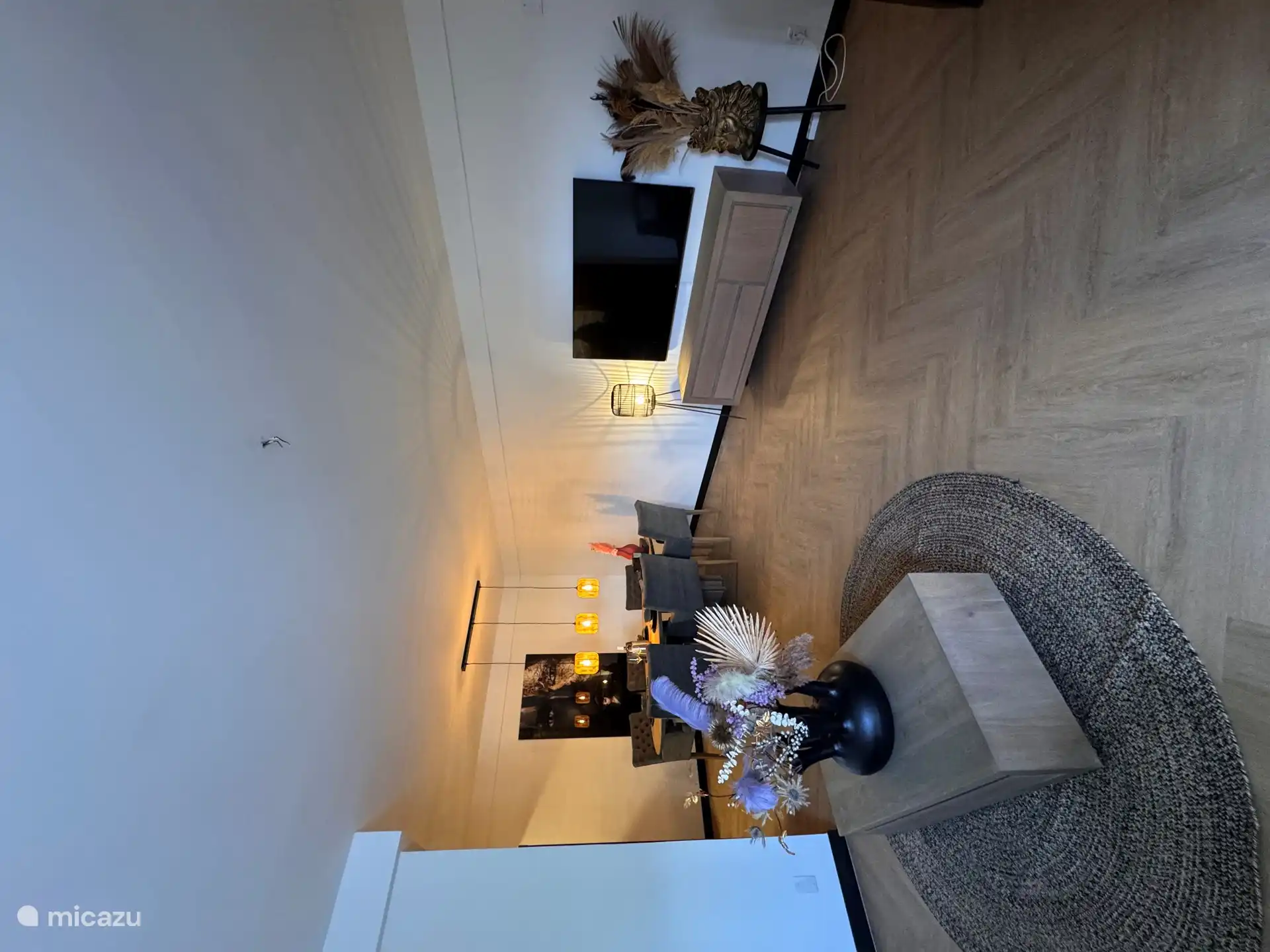 Geräumiges Wohnzimmer mit PVC-Fischgrät.