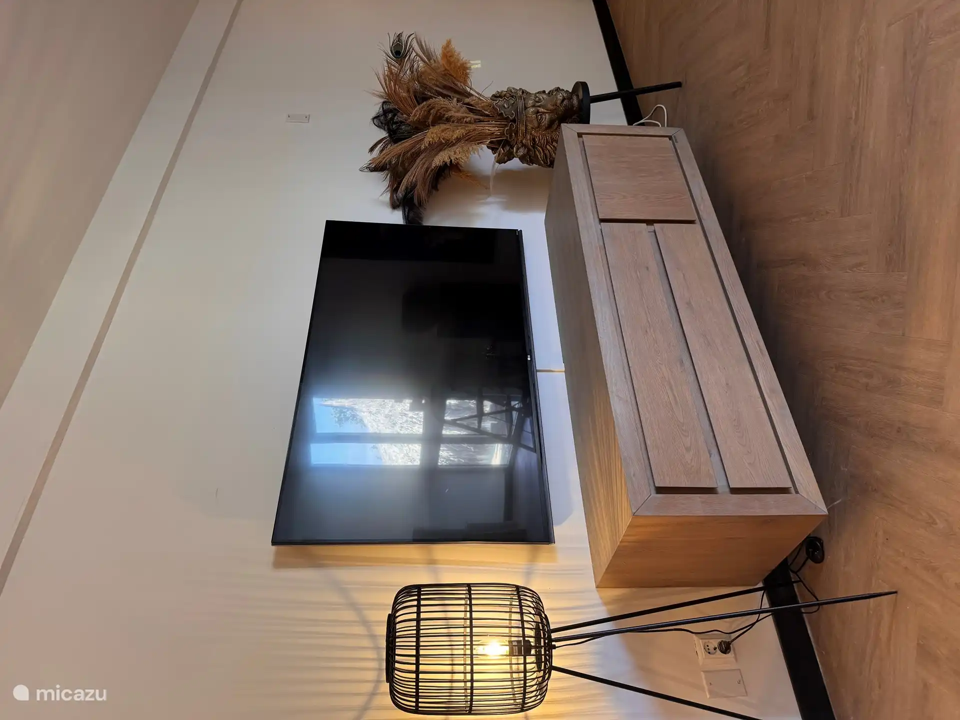 Wohnzimmer mit Smart-TV 65 Zoll.