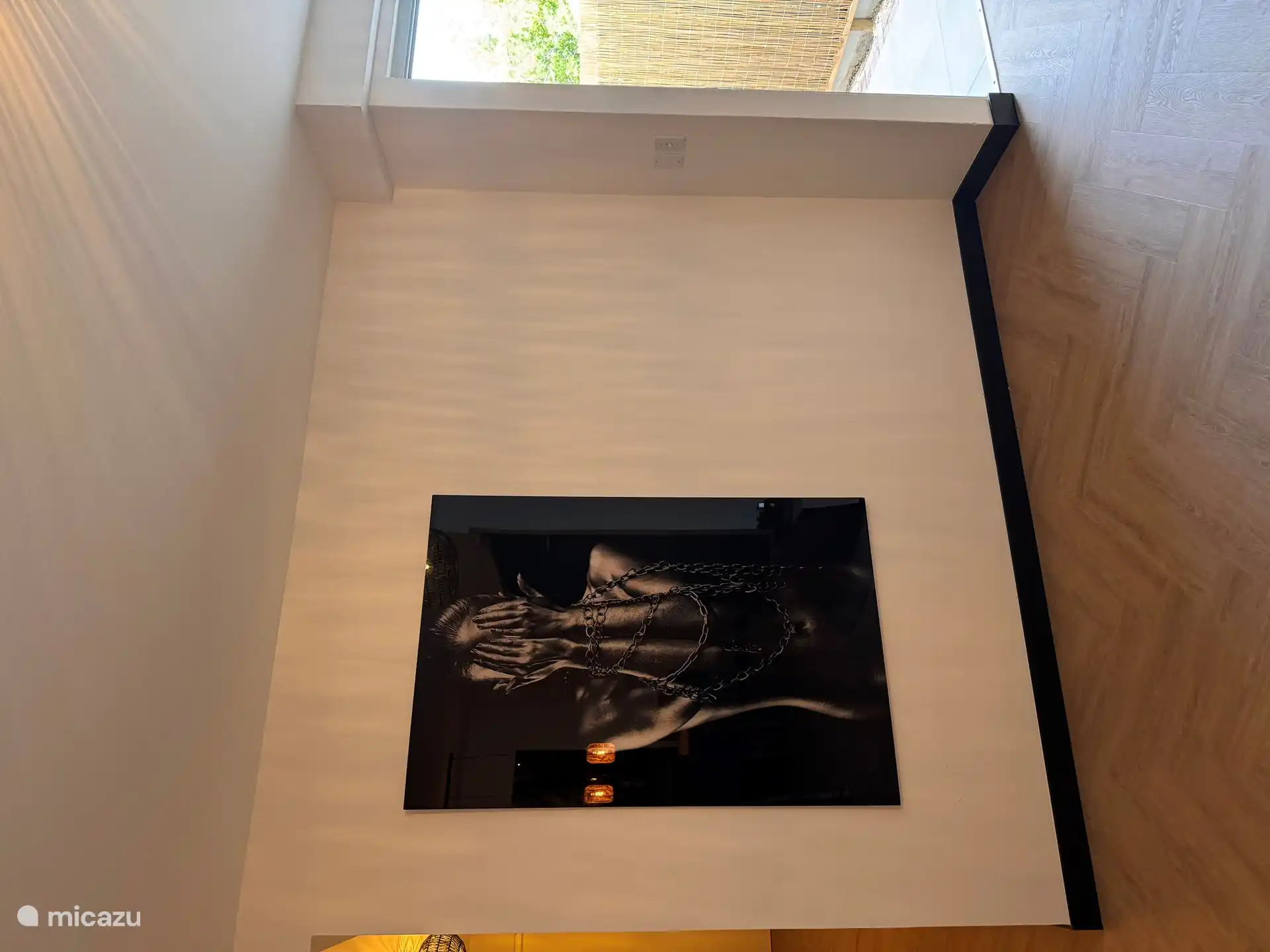 Auf der linken Seite befindet sich der Flur zu den Schlafzimmern.