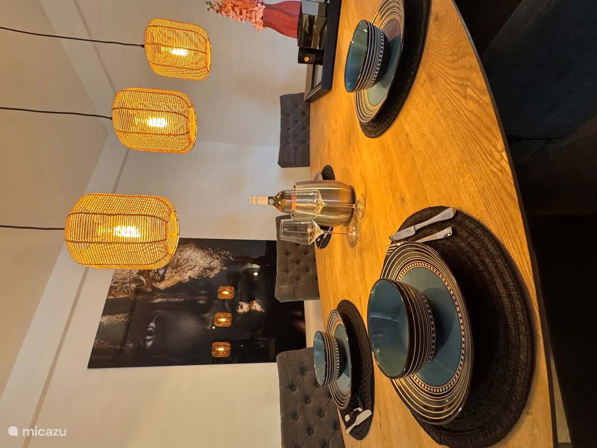 Genug Geschirr für mehrere Personen.