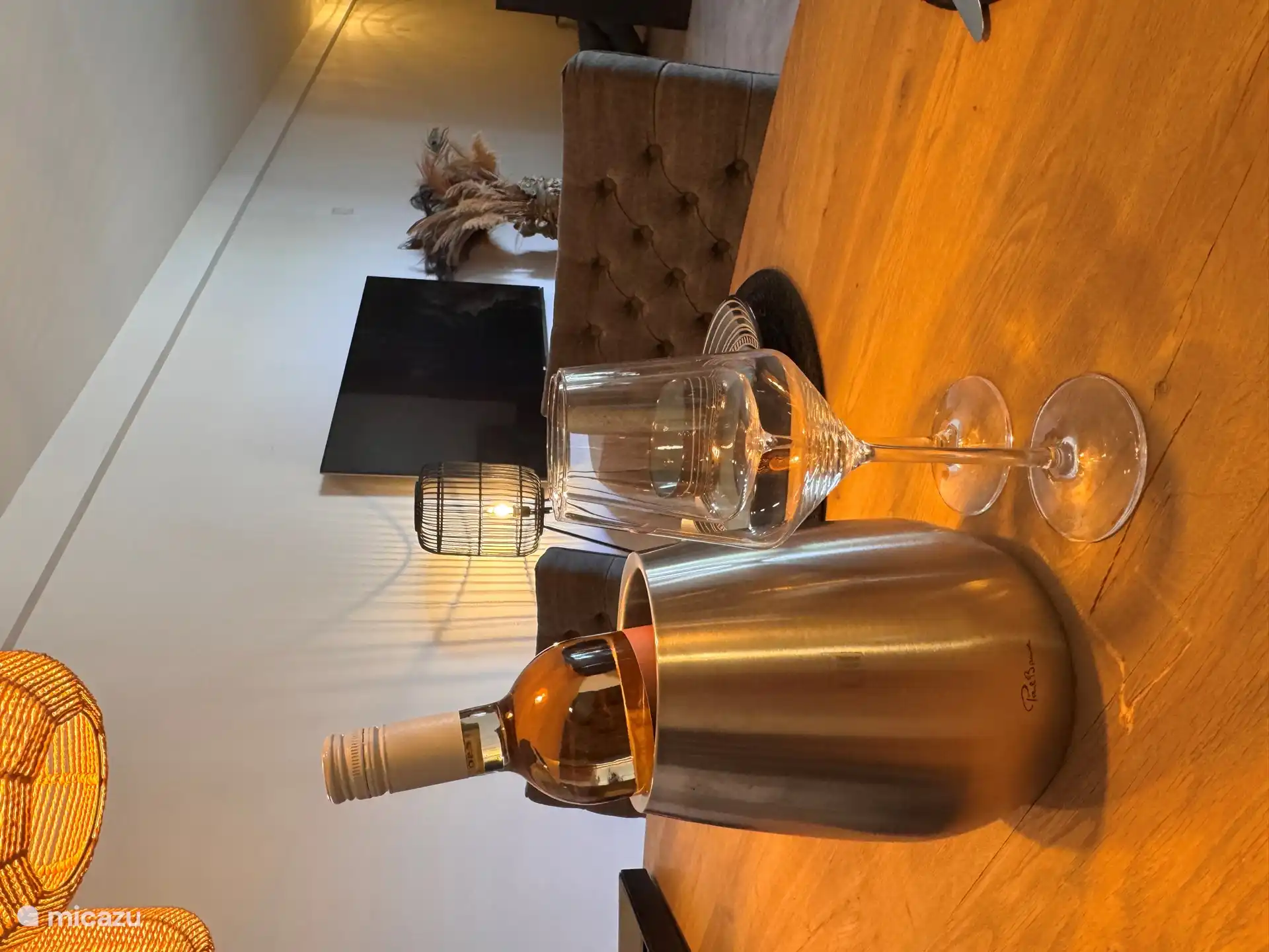 Wir begrüßen Sie mit einem Getränk.