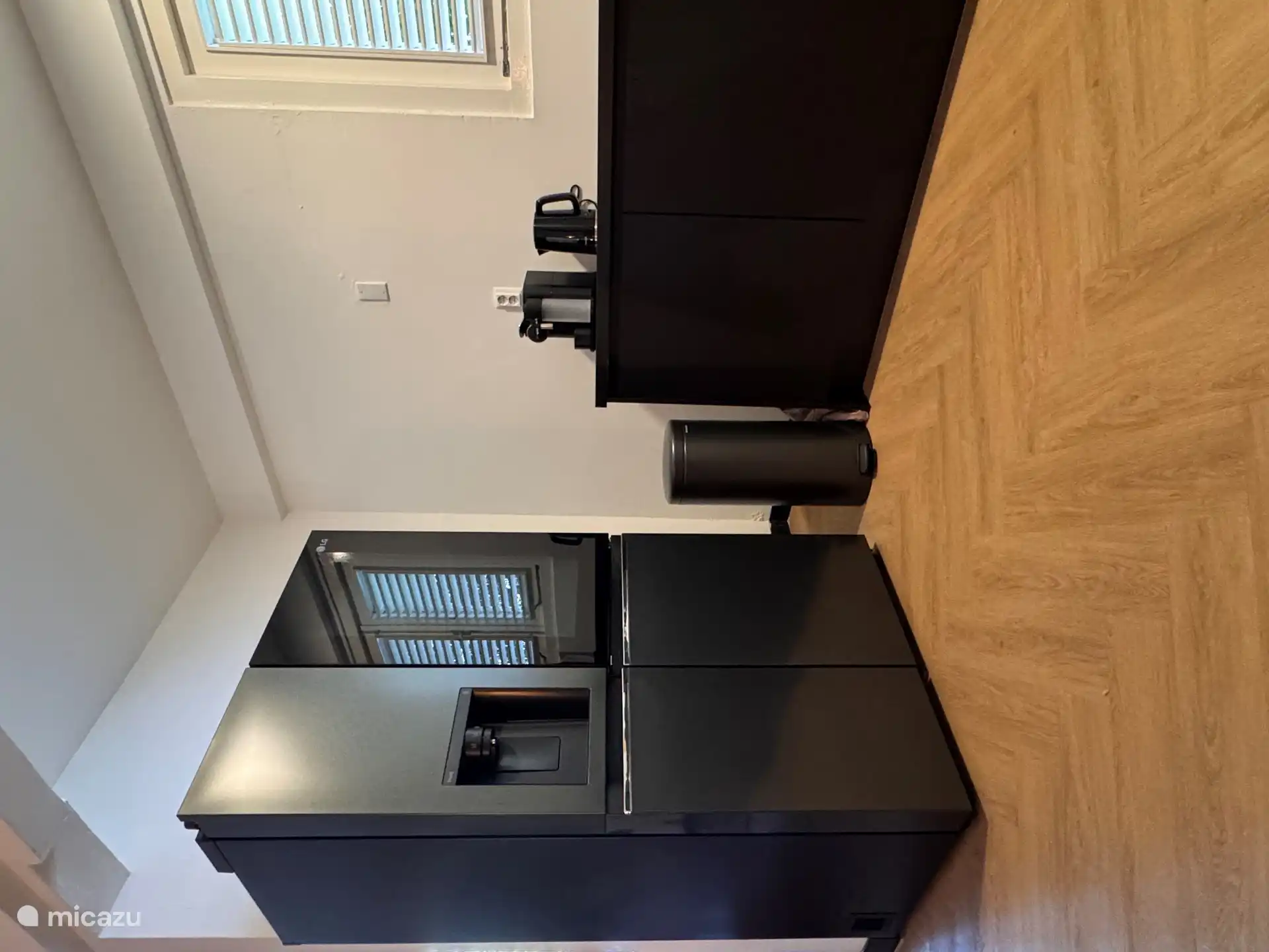 Amerikanischer Kühlschrank mit Eiswürfelmaschine und Gefrierschrank.