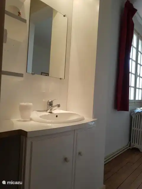 Washbasin in bedroom 3