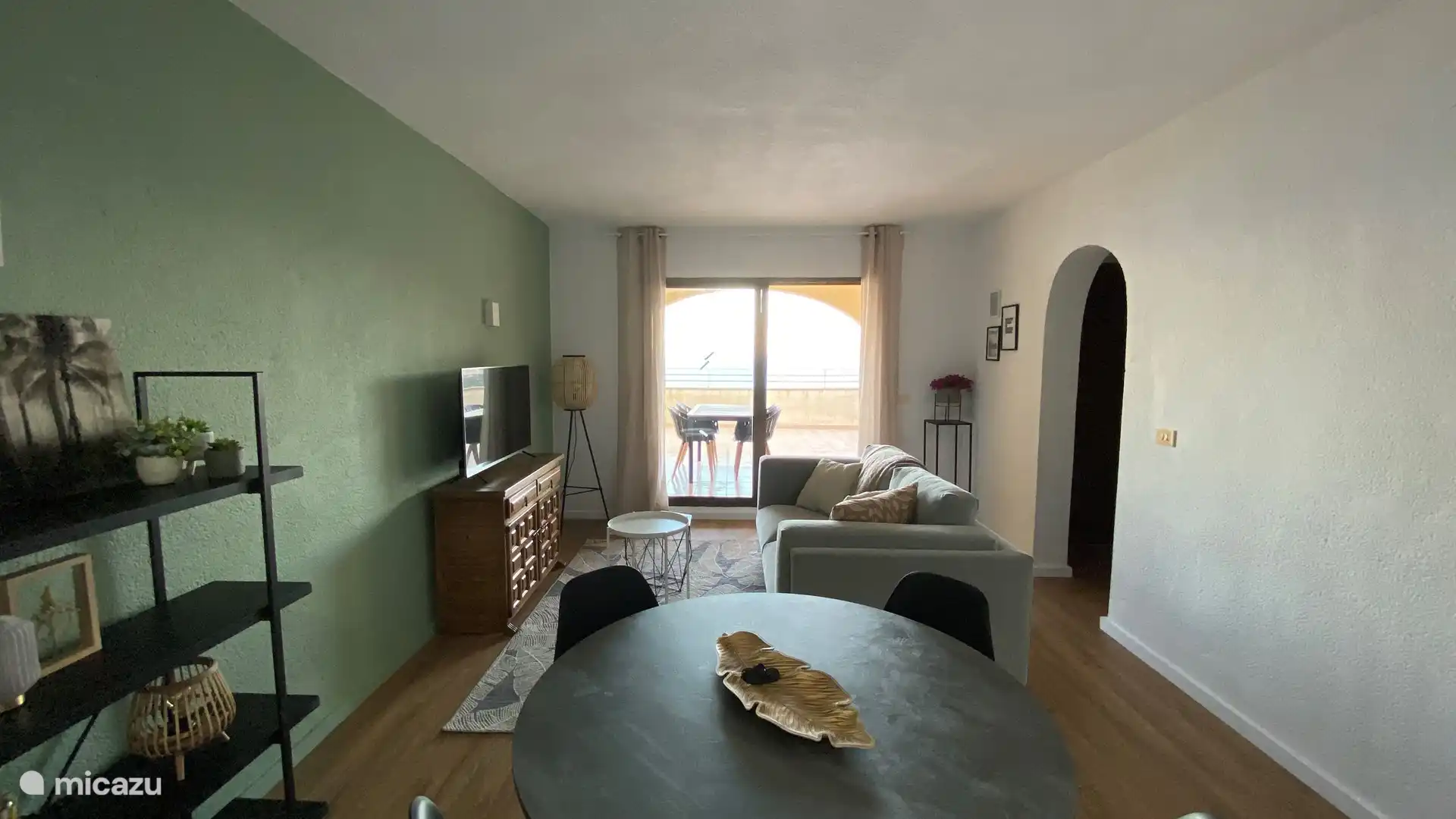 Table à manger à l’intérieur et à l’extérieur sur la terrasse avec vue directe sur la mer Méditerranée