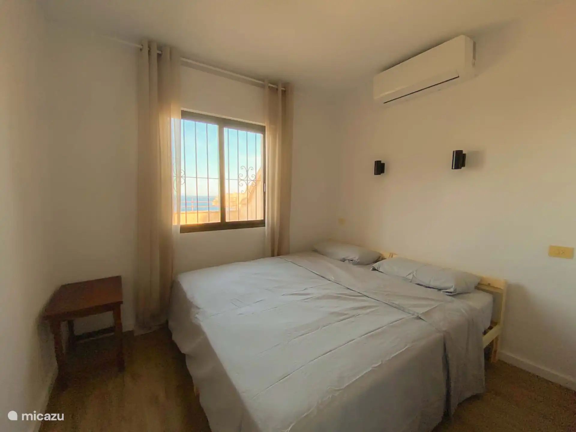 La chambre équipée de la climatisation
