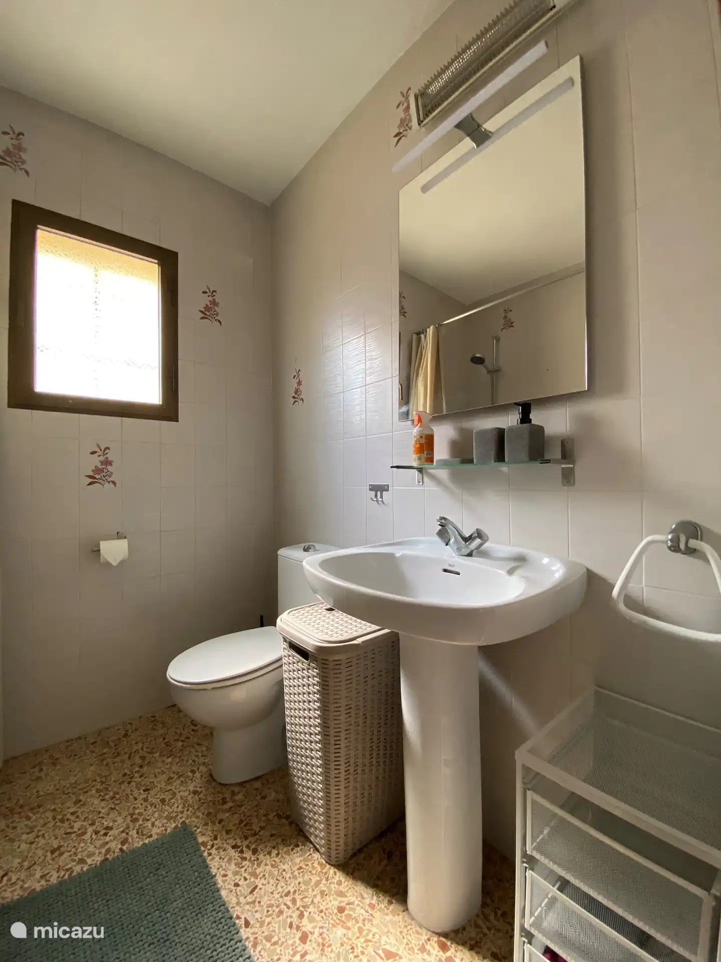 Salle de bain avec toilettes, lavabo et baignoire