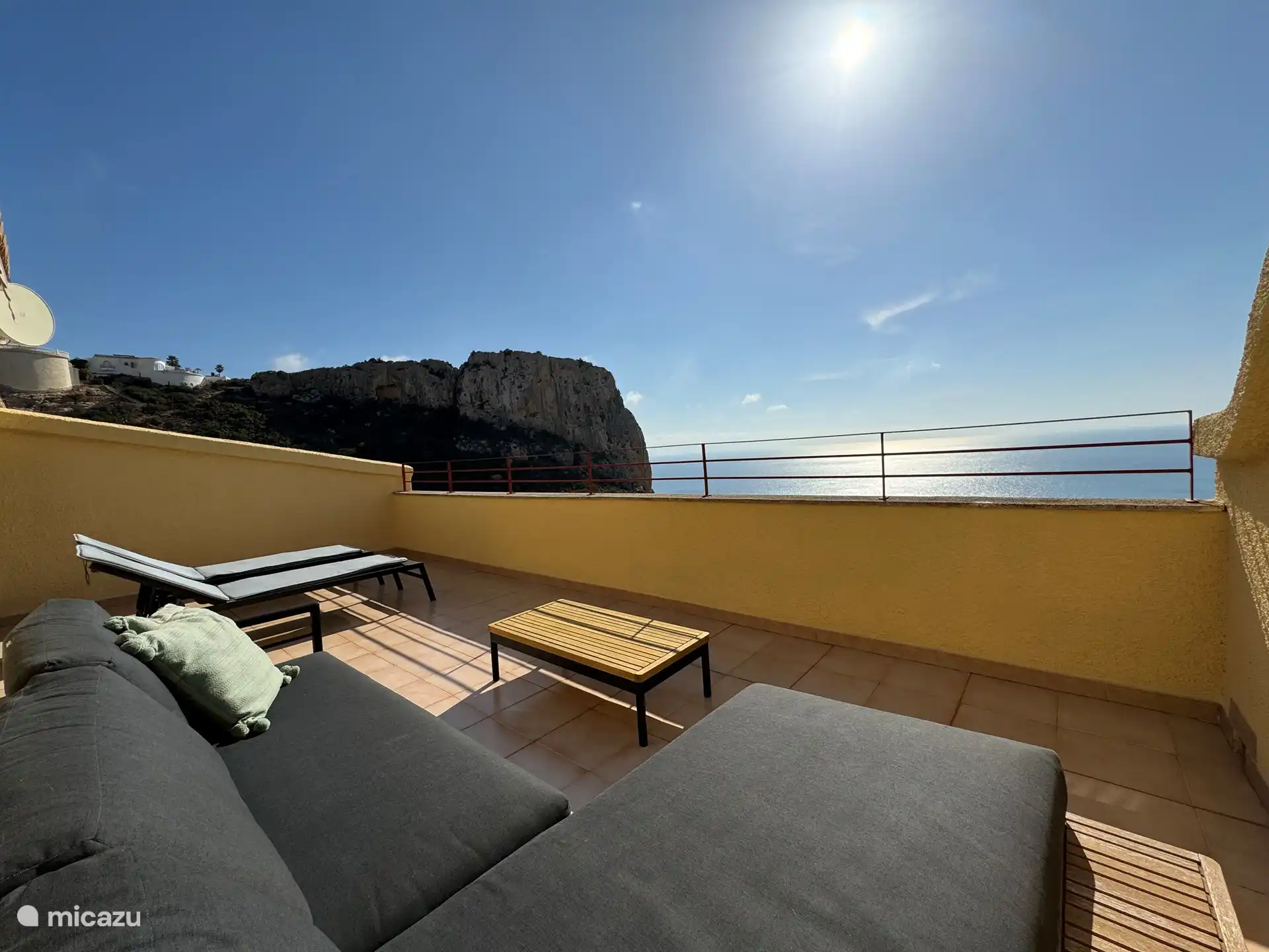 Des transats sont à votre disposition et une vue directe sur la mer