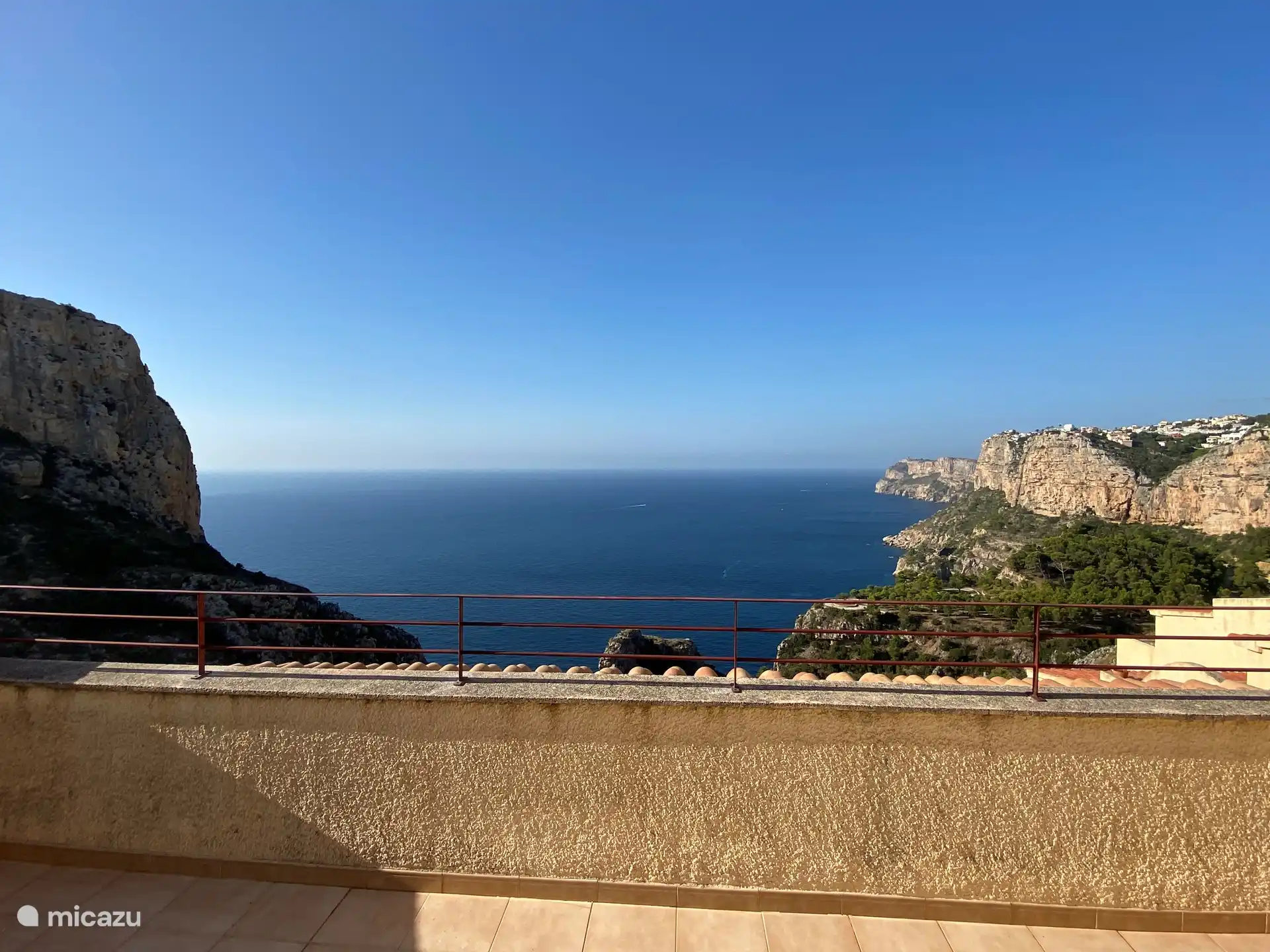 Vue imprenable sur la mer Méditerranée et les falaises de la Costa Blanca