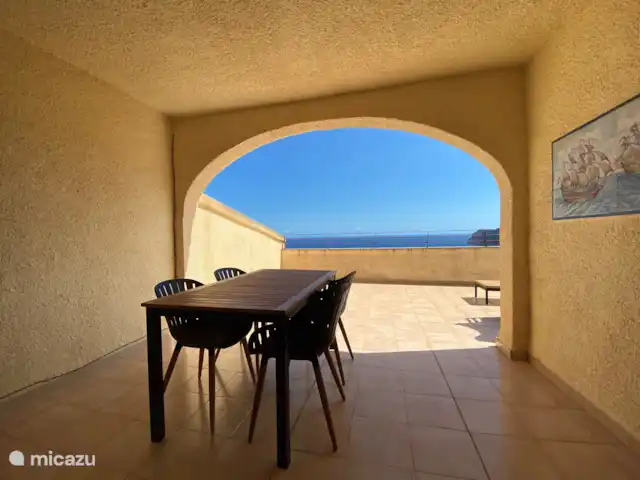 Casa Thalessa Benitachell huren in Spanje, Costa Blanca, Benitachell - appartement De tweede eettafel, maar dan lekker buiten met uitzicht over de middellandse zee en de kliffen van de Costa Blanca