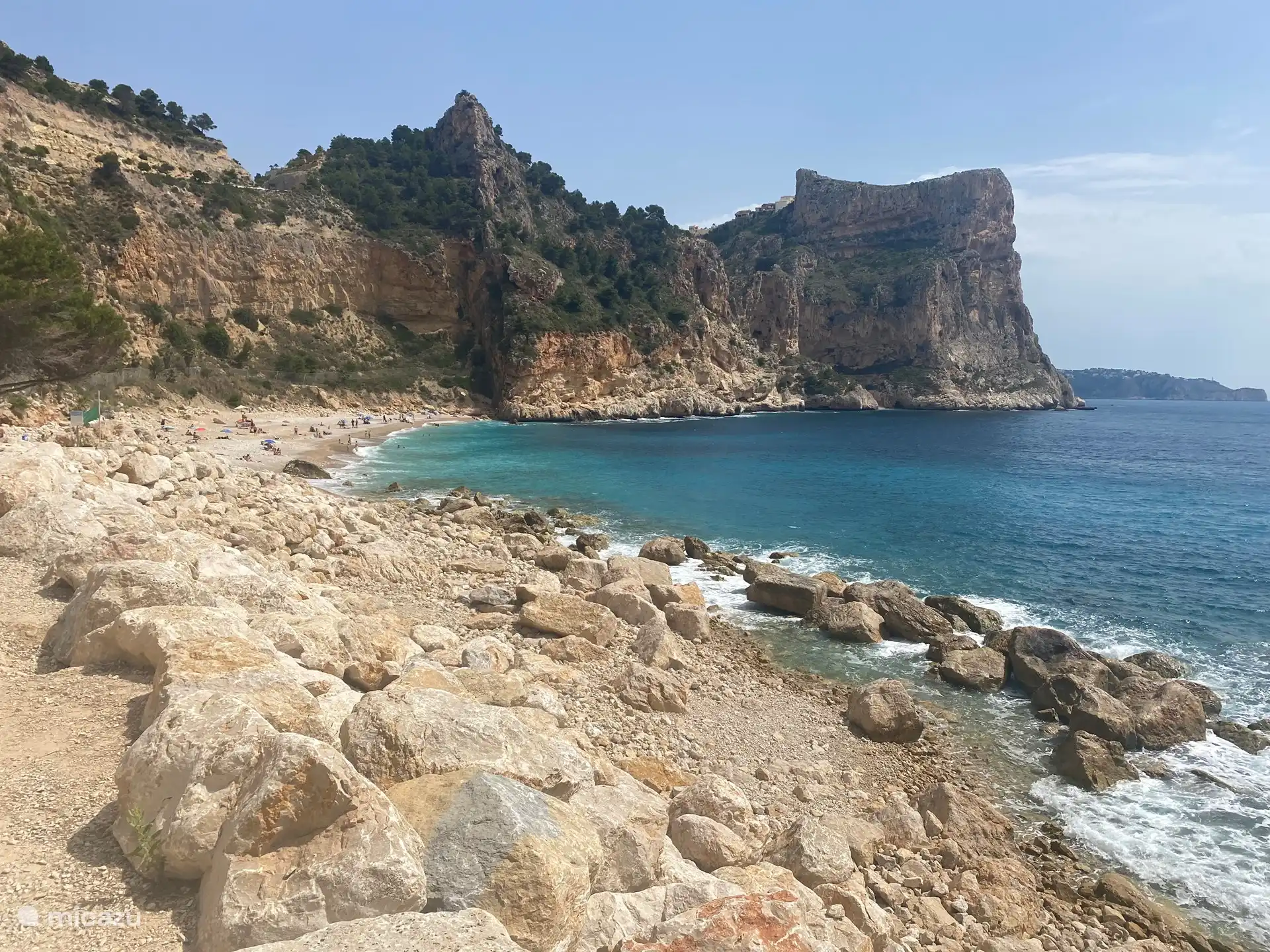 Il y a beaucoup de baies et de plages dans les environs
