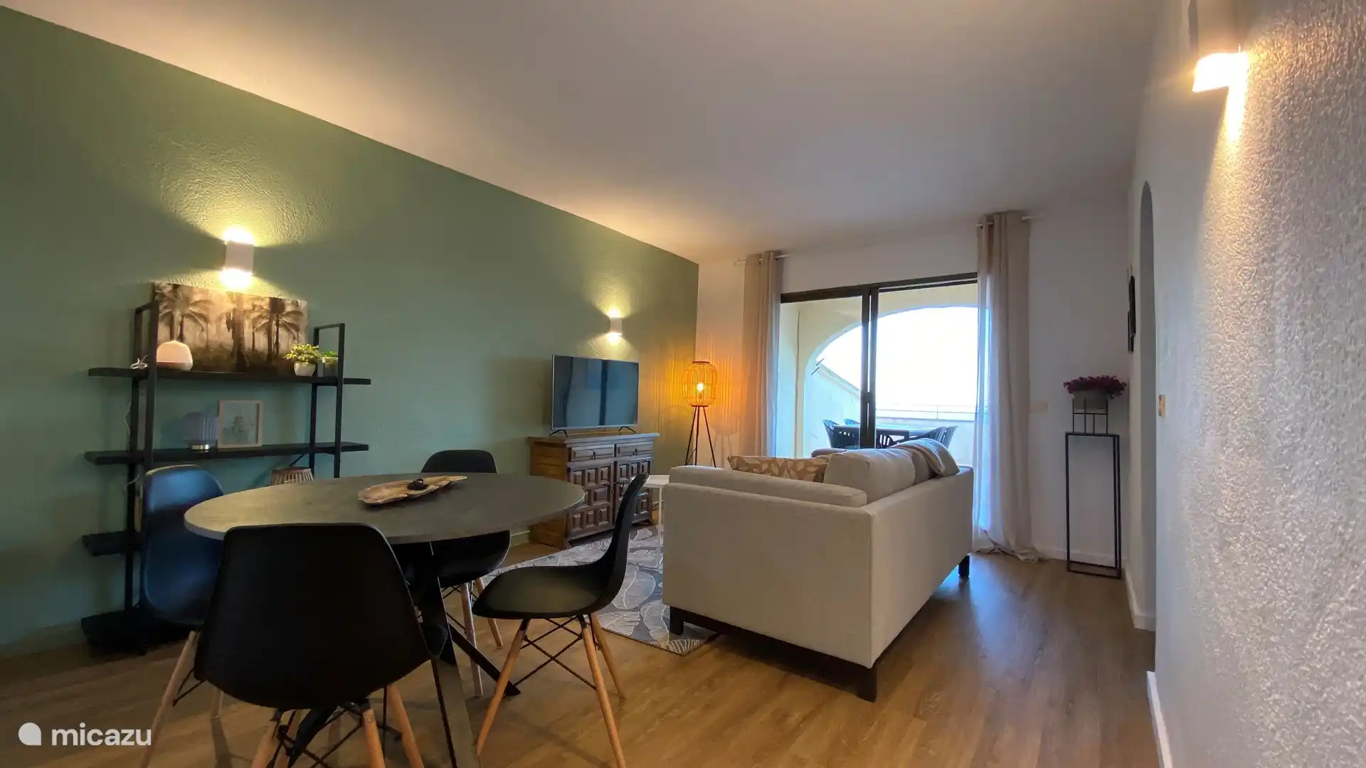 Table à manger et coin salon avec vue sur la mer