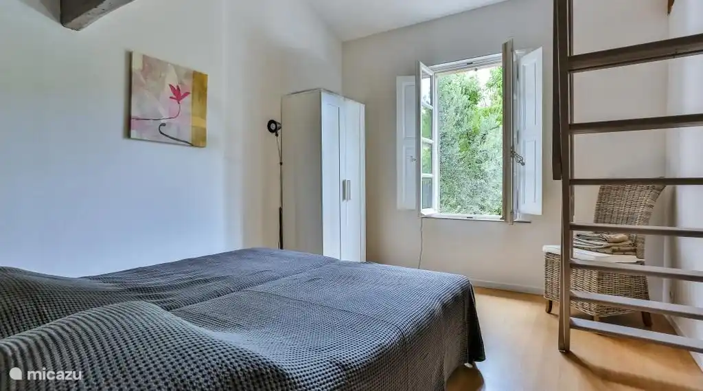 Schlafzimmer im Erdgeschoss, 2 Einzel-Boxspringbetten, im Zwischengeschoss ein 2-Personen-Schlafsofa