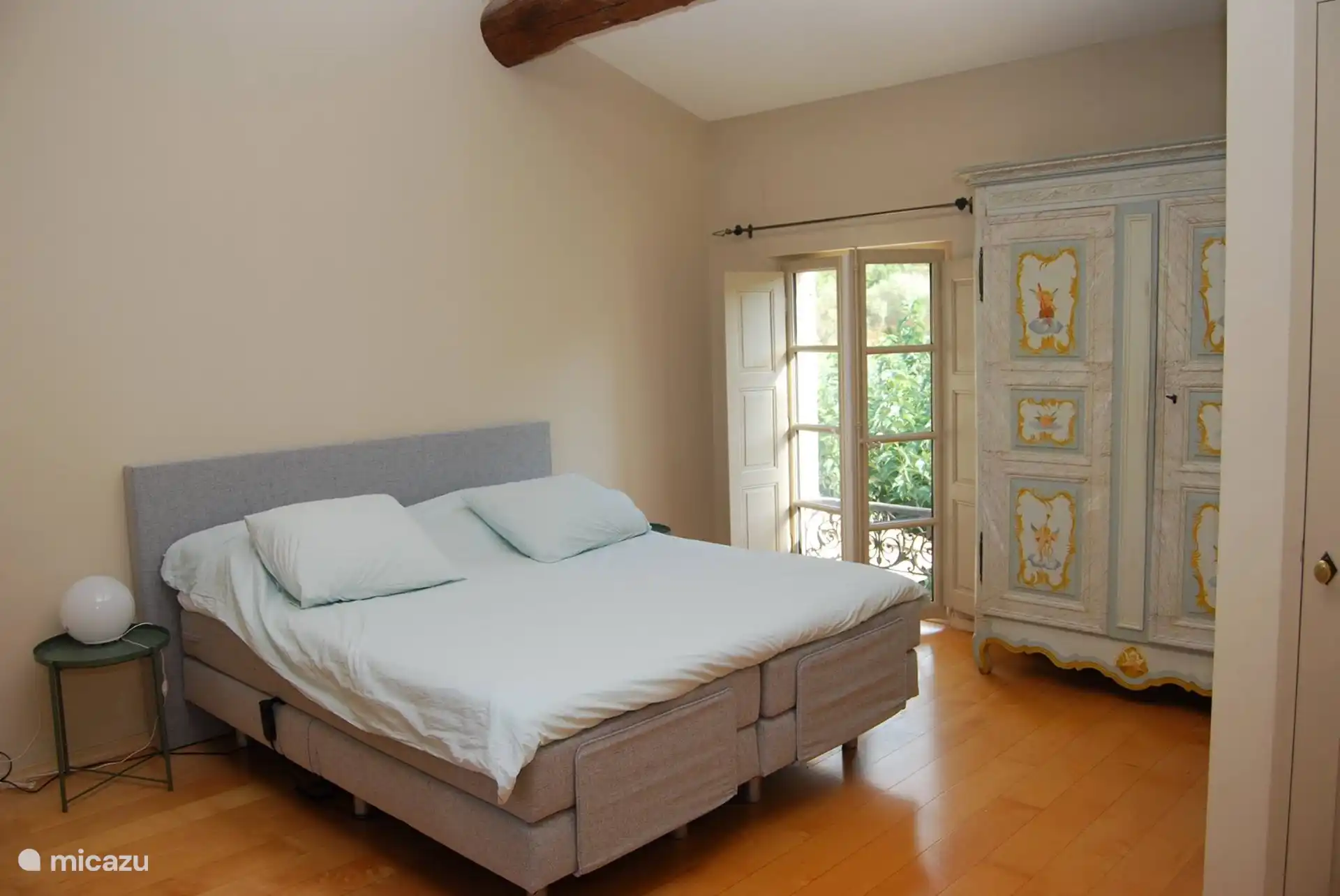 Schlafzimmer im Obergeschoss mit eigener Dusche und Doppelwaschbecken. separates WC. 