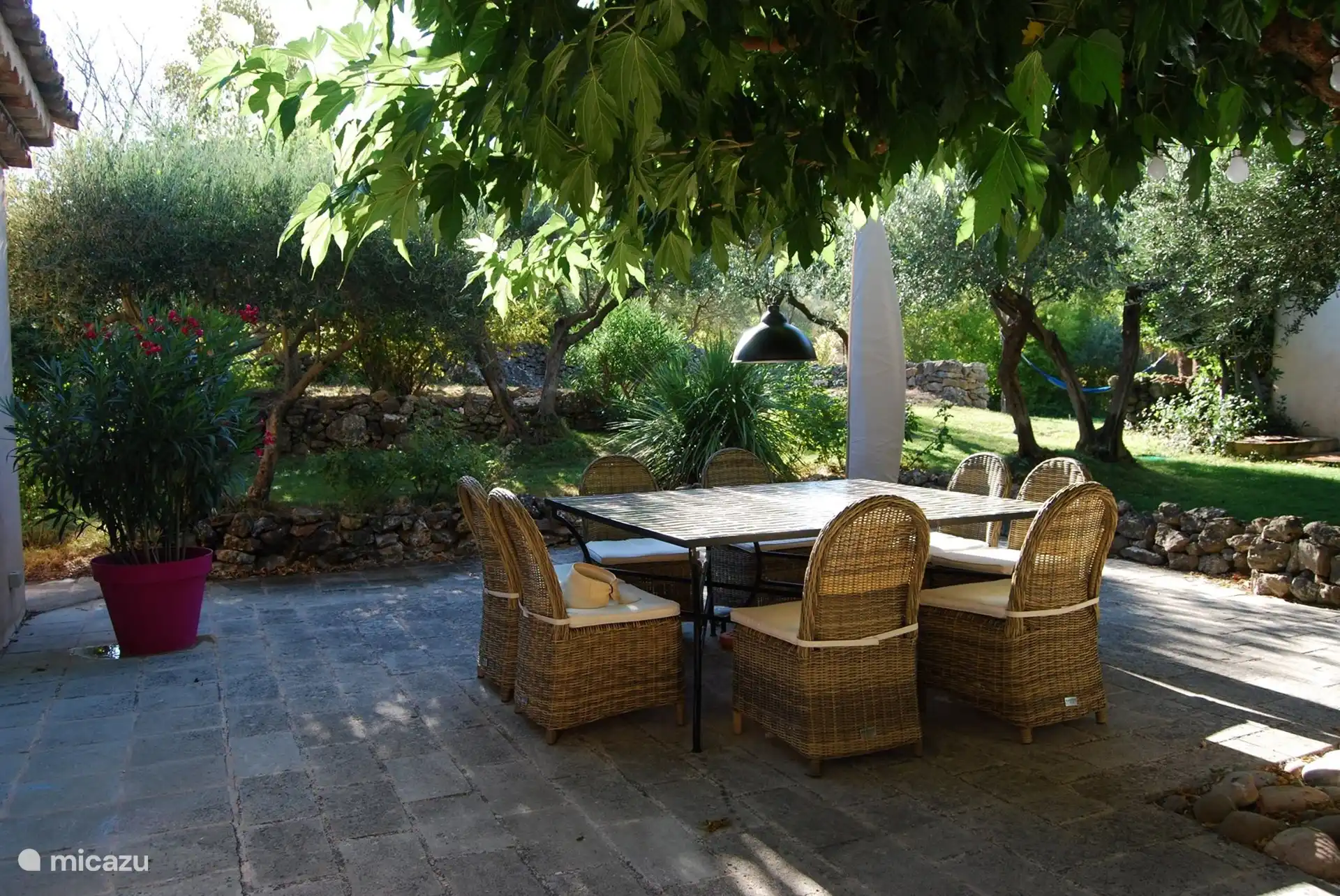 Terrasse angrenzend an das Wohnzimmer