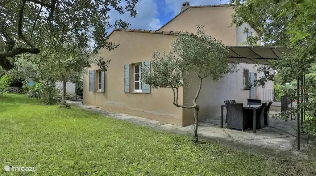 Terrasse auf der Küchenseite