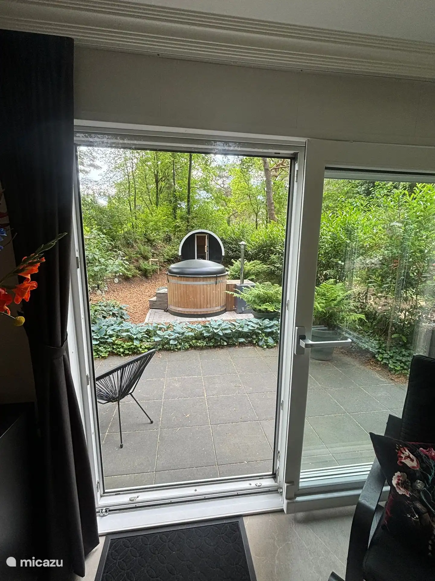 Vue sur le jardin depuis le salon