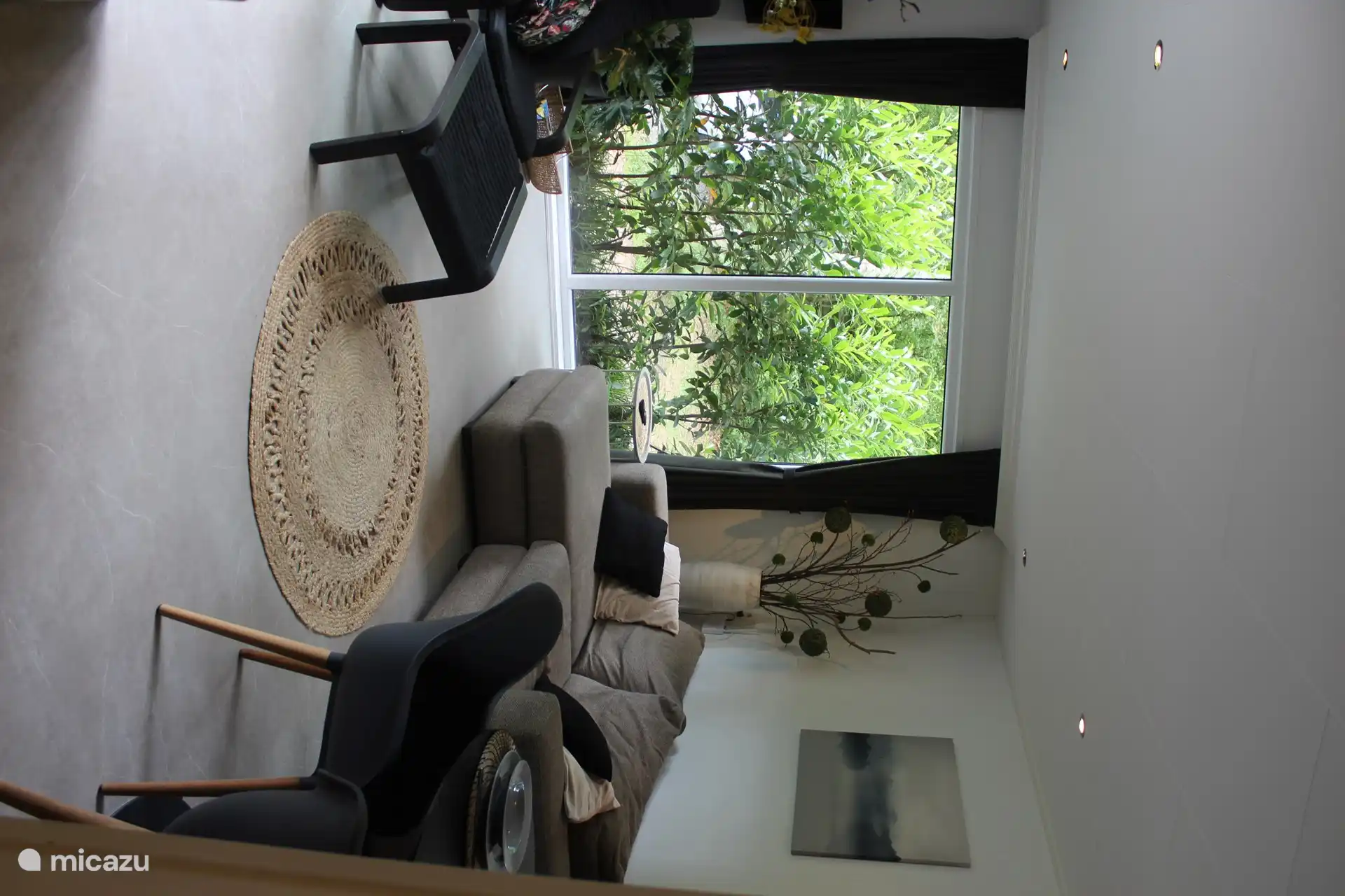 Coin salon avec canapé 3 places et chaise relax