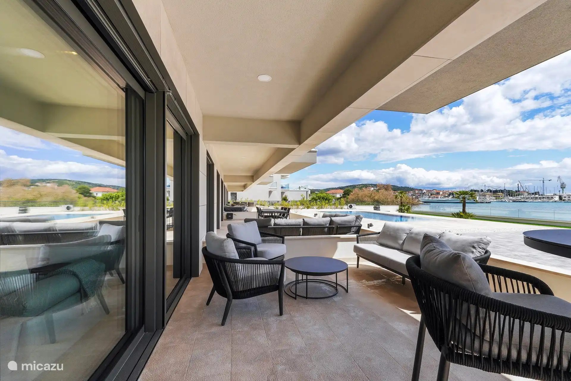 Ihre Terrasse direkt am Pool und Meer,