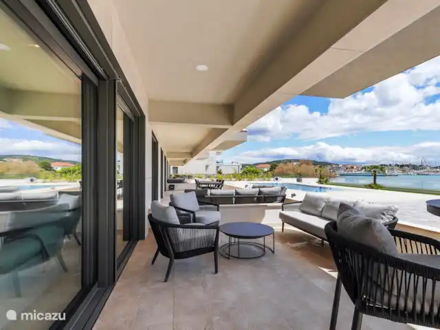 appartement huren in Kroatië, Dalmatië, Trogir – Royal Dutch at Sea RD1 Uw terras direct aan het zwembad en zee,