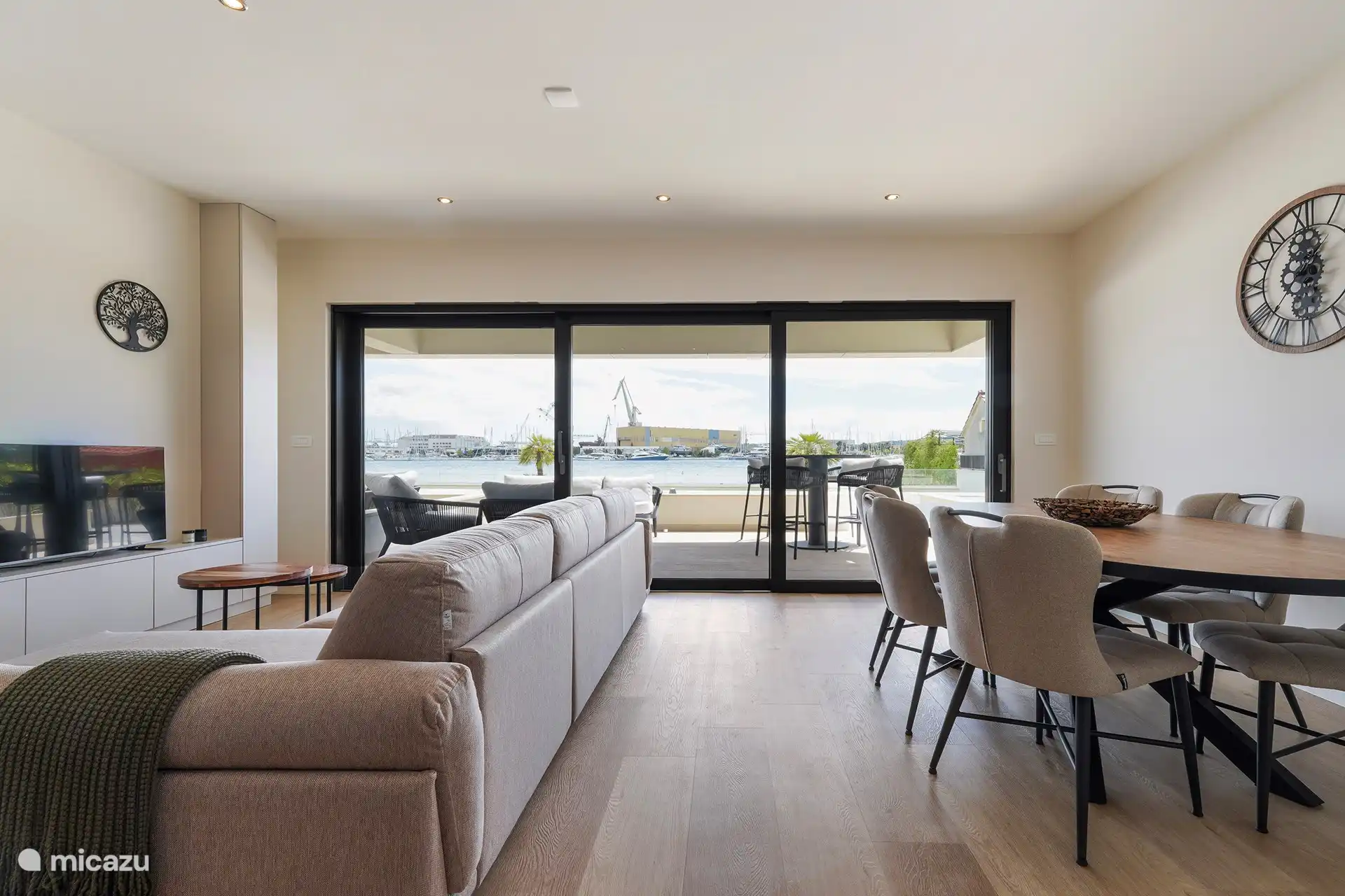 Überblick über das Wohnzimmer mit Blick nach draußen