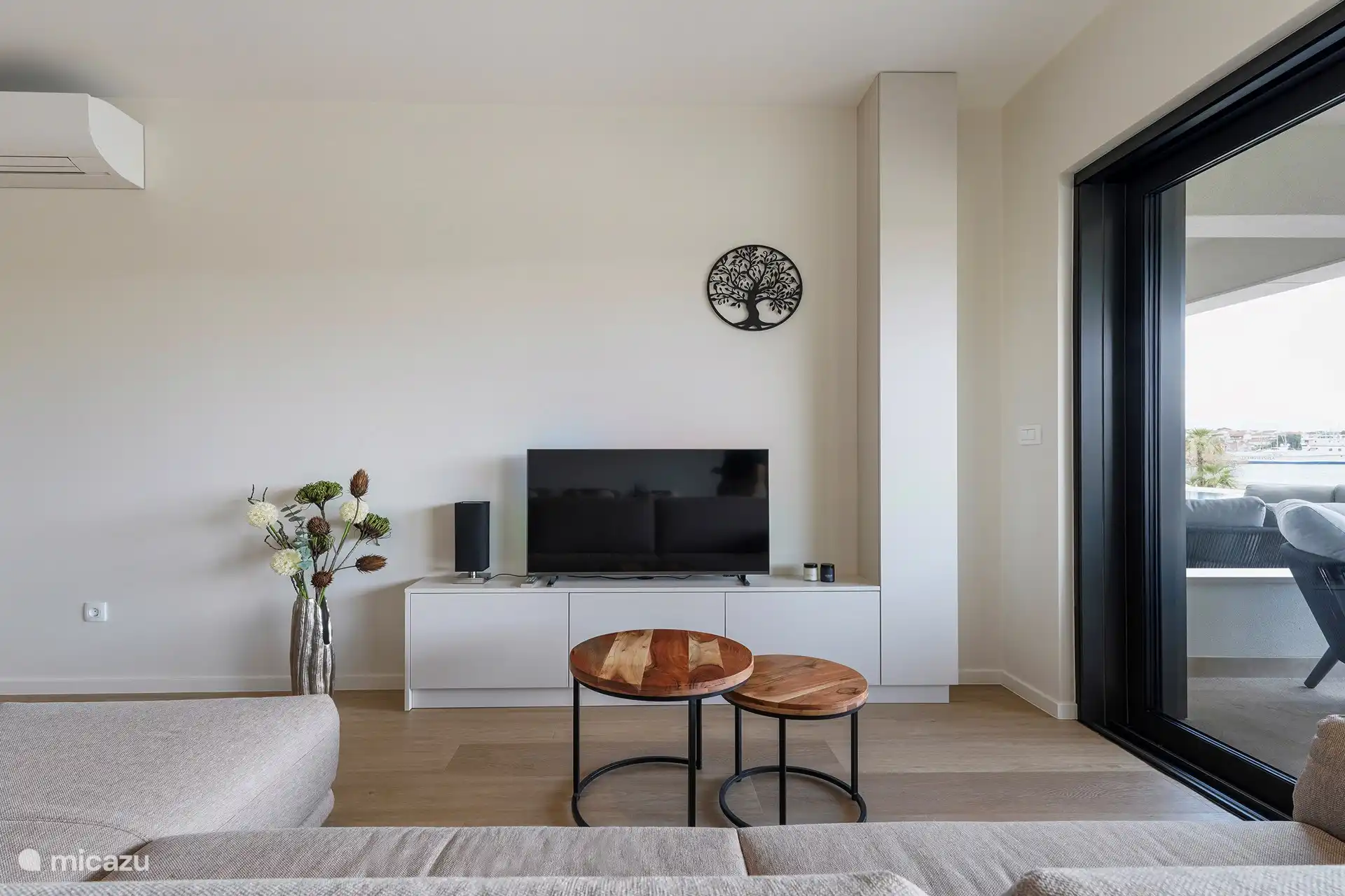 Das Wohnzimmer verfügt über einen Fernseher