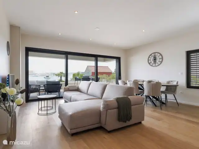 appartement huren in Kroatië, Dalmatië, Trogir – Royal Dutch at Sea RD1 Riante woonkamer met een eettafel stoelen voor 6 personen