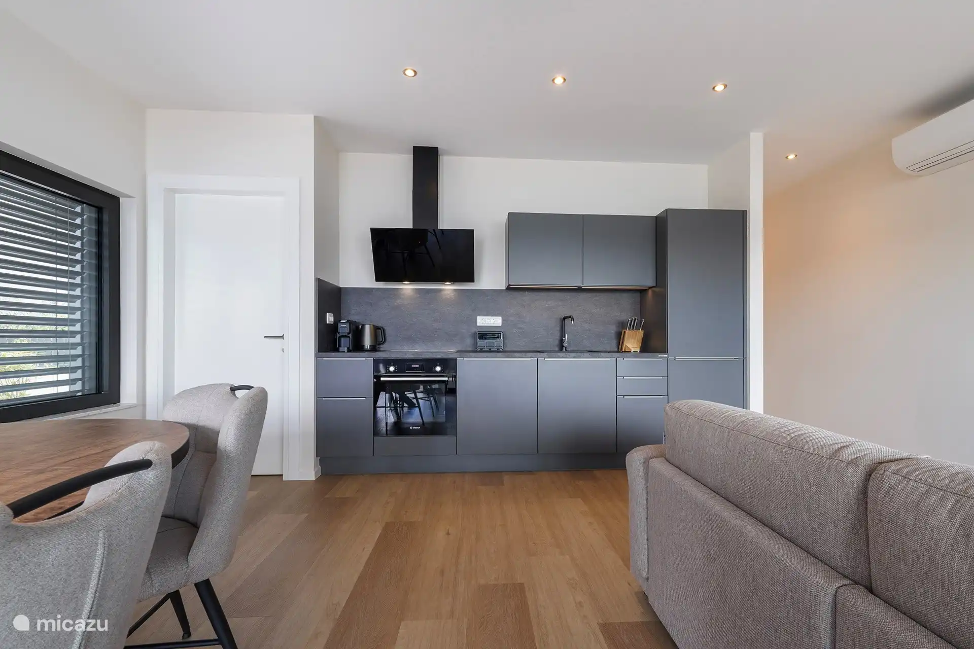 Blick auf die Küchenzeile mit allen modernen Annehmlichkeiten