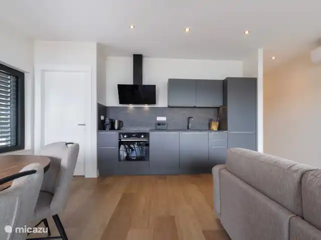 appartement huren in Kroatië, Dalmatië, Trogir – Royal Dutch at Sea RD1 Zicht op het keukenblok voorzien van alle moderne gemakken