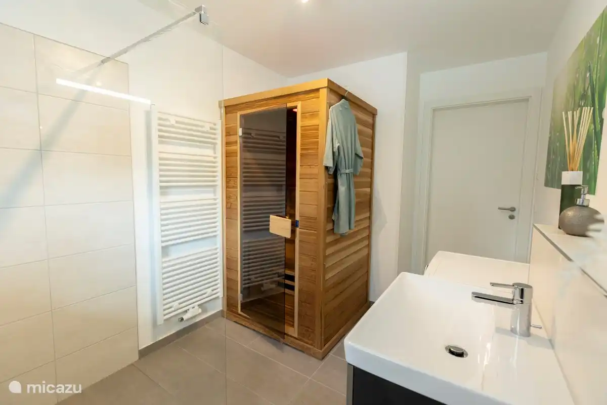 Badezimmer mit Infrarotsauna