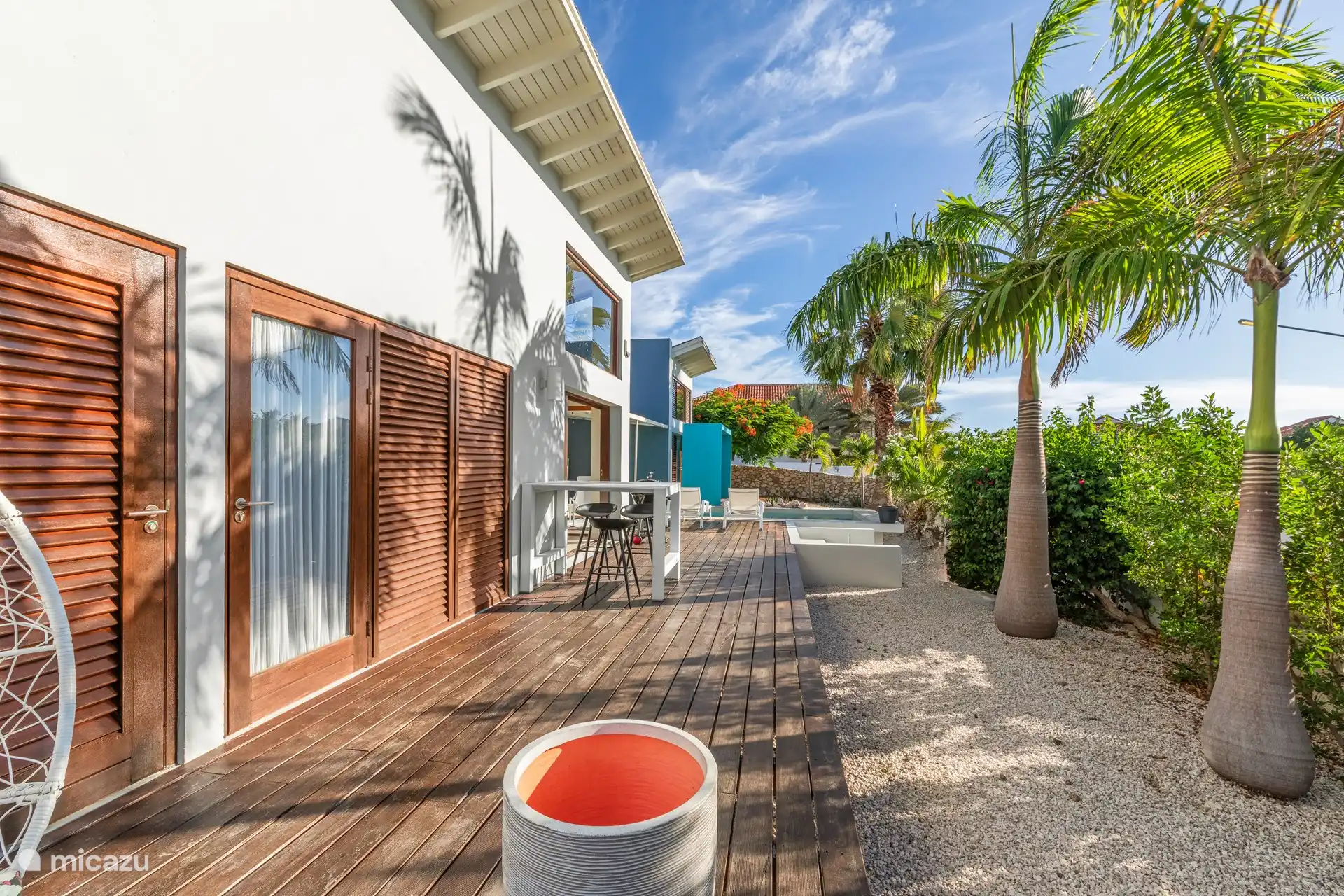 Pool deck, front villa, left door is the (outside) bathroom, with toilet and shower. 